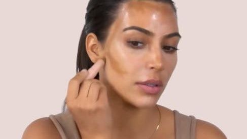 "Aufgemalte" Wangenknochen? Von der neuen Generation sind sie nicht gefragt. Genauso wie alles, was künstlich wirkt.