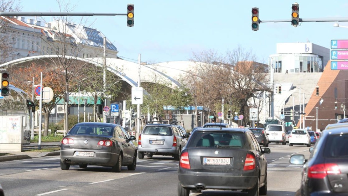 Heute.at - Polizeiauto kracht in PKWs – Wienerin (11) verletzt