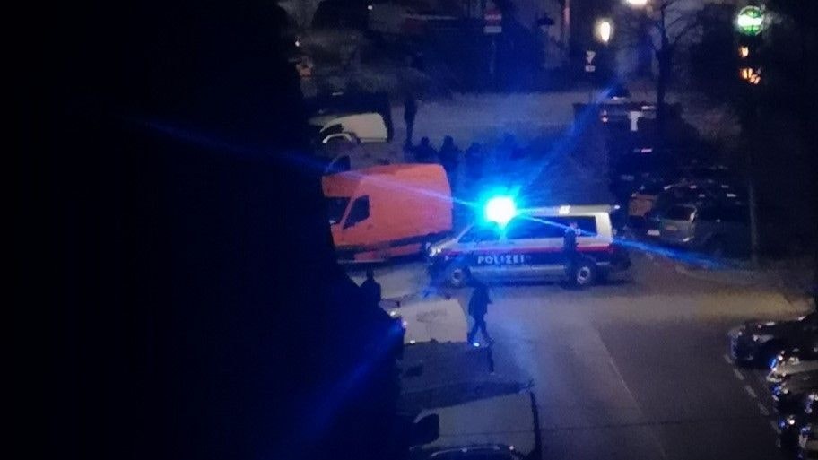 Heute.at - WEGA stoppt Bim! Dealer attackiert Mann mit Messer