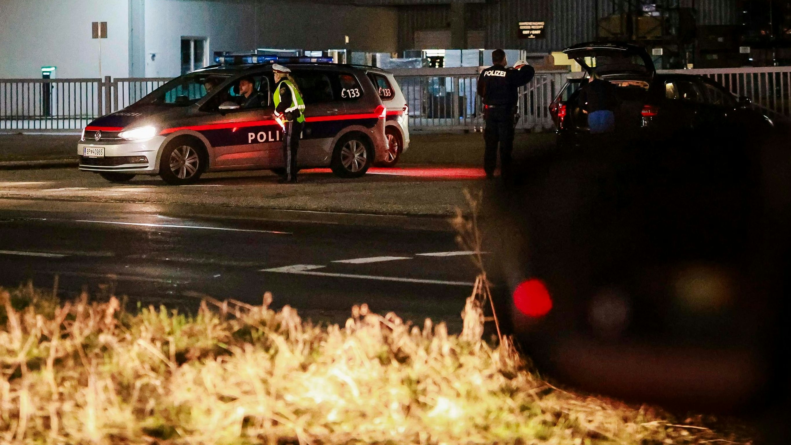 Heute.at - 85-jährige Geisterfahrerin durchbricht Straßensperre