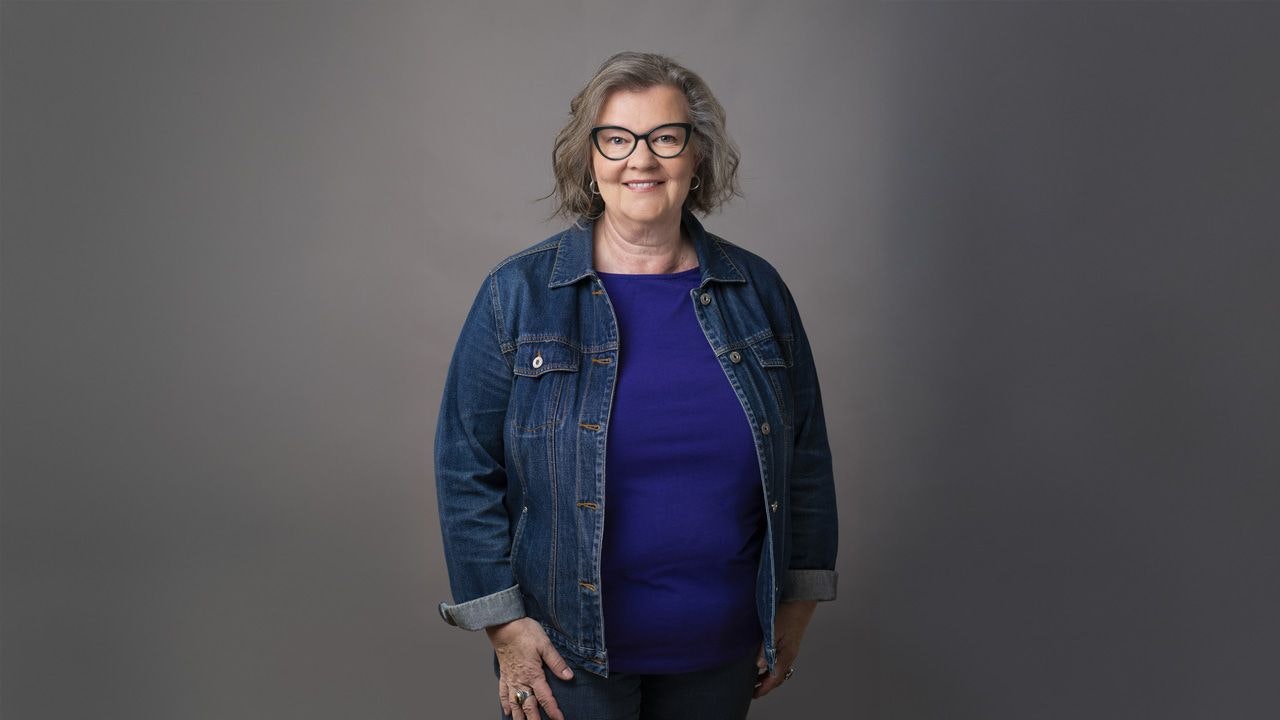 Die Klubobfrau der Grünen Liesing, Elke Schlitz, setzt sich für den Erhalt der Esche ein.