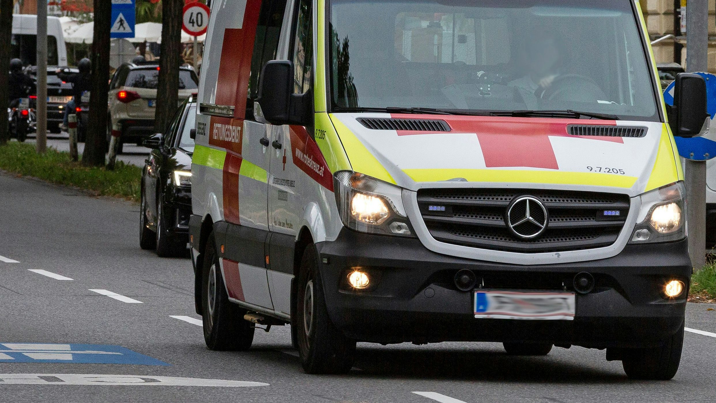 Heute.at - Crash im Kreisverkehr – Radfahrerin schwer verletzt