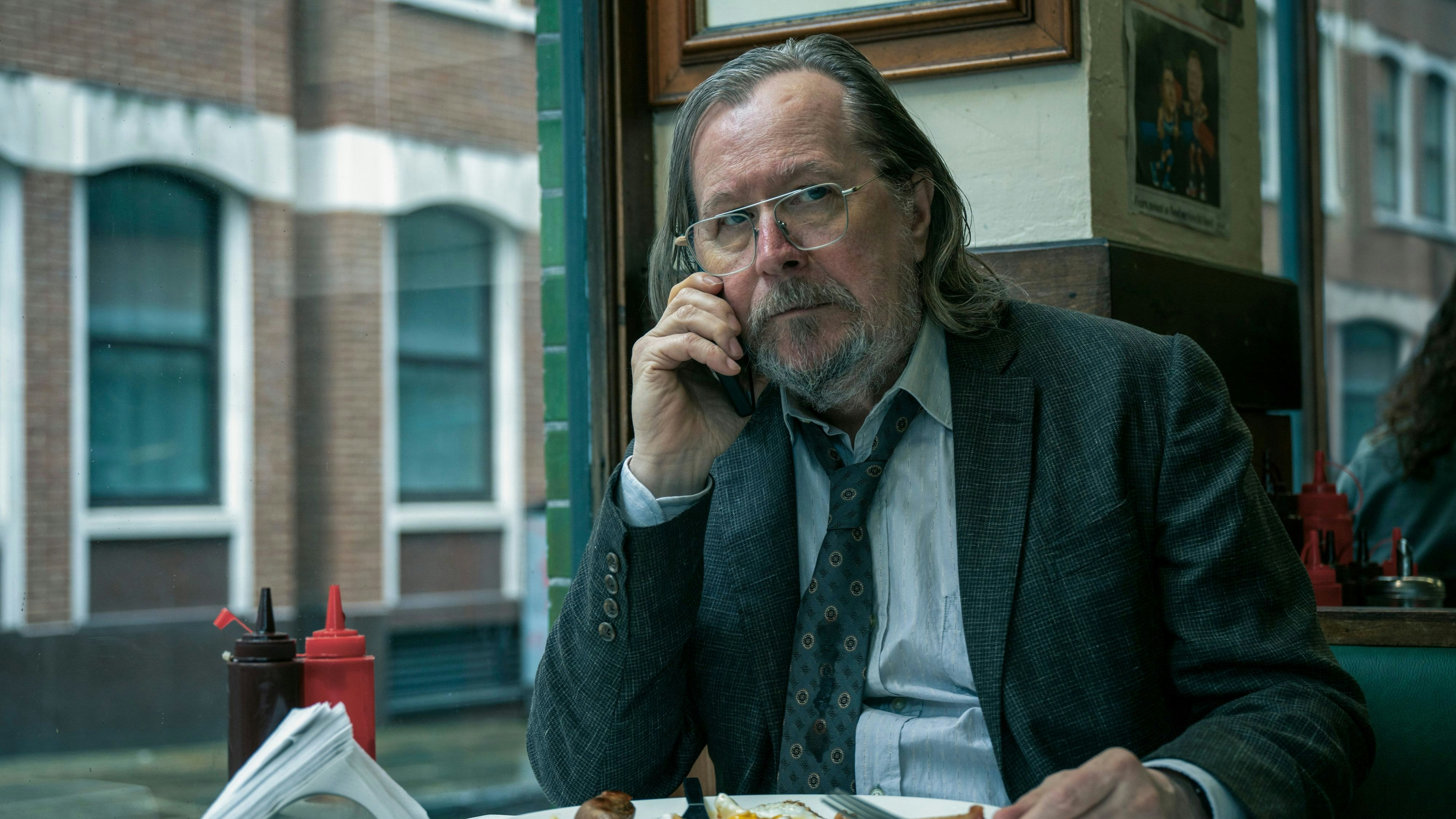 Gary Oldman als abgehalfterter Geheimagent – und neuerdings als echter Ritter