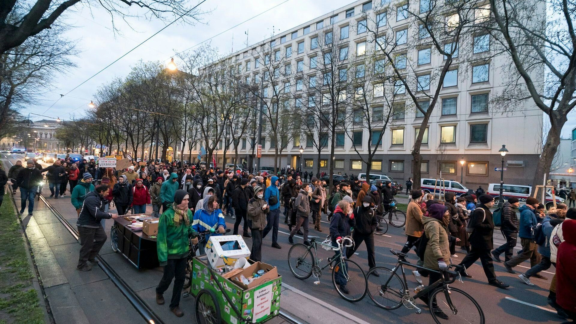 Heute.at - Demo blockiert Wiener Straßenbahnen in der City