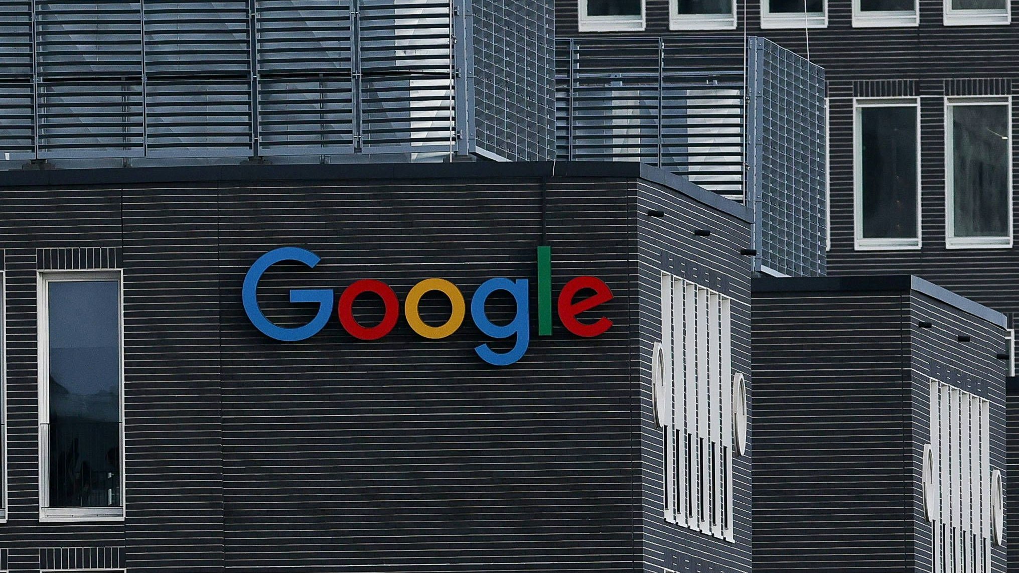 Die Google Threat Intelligence Group (GTIG) beobachtete mehrere pro-russische Informationsoperationen (IO), die als Reaktion auf gemeldete russische Drohnenüberflüge in den polnischen Luftraum im September 2025 verstanden werden.