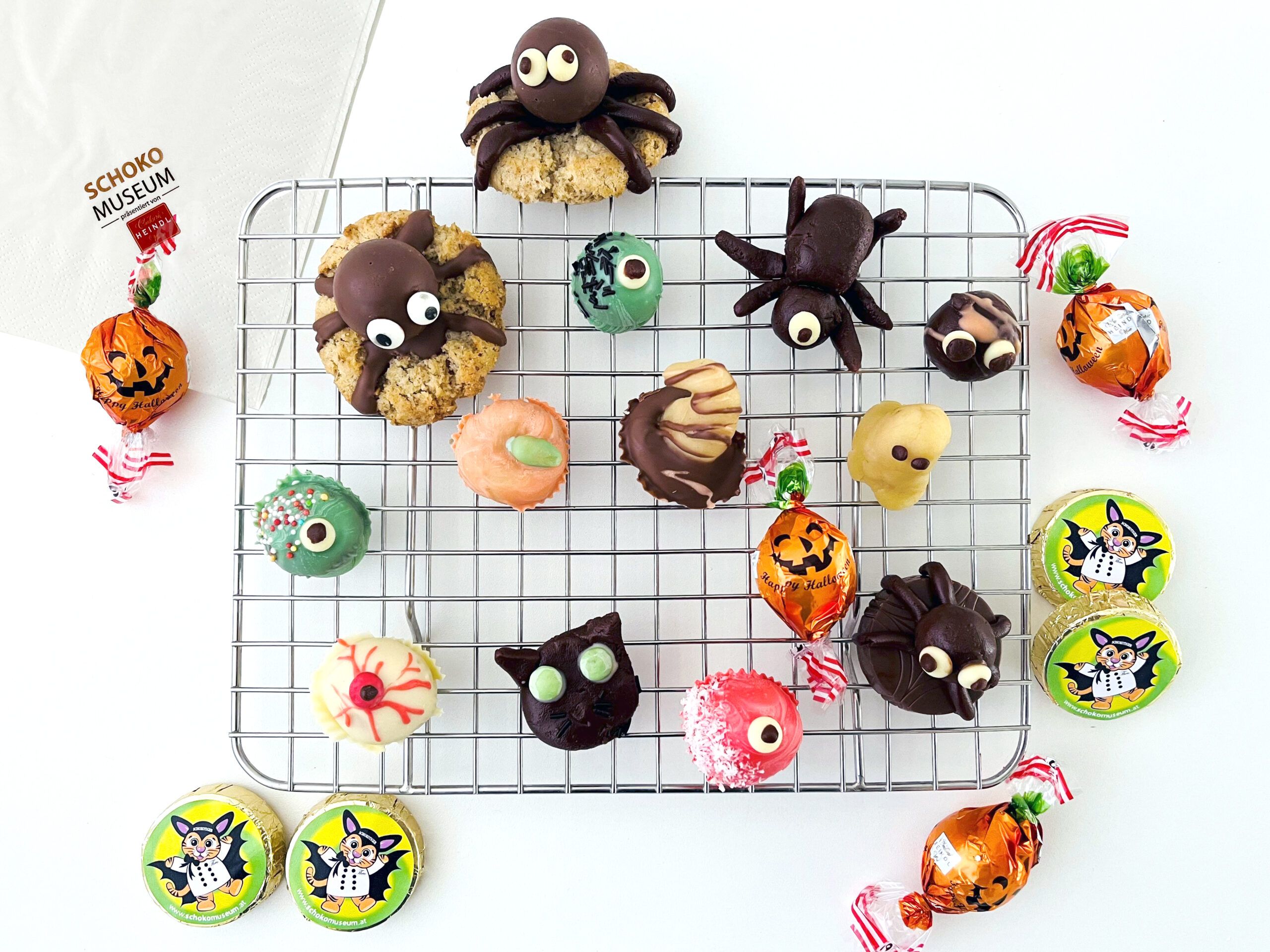 Vom 24. bis 31. Oktober können Kinder im Heindl Schokomuseum im Halloween-Pralinen-Workshop gruselige Naschereien selbst 