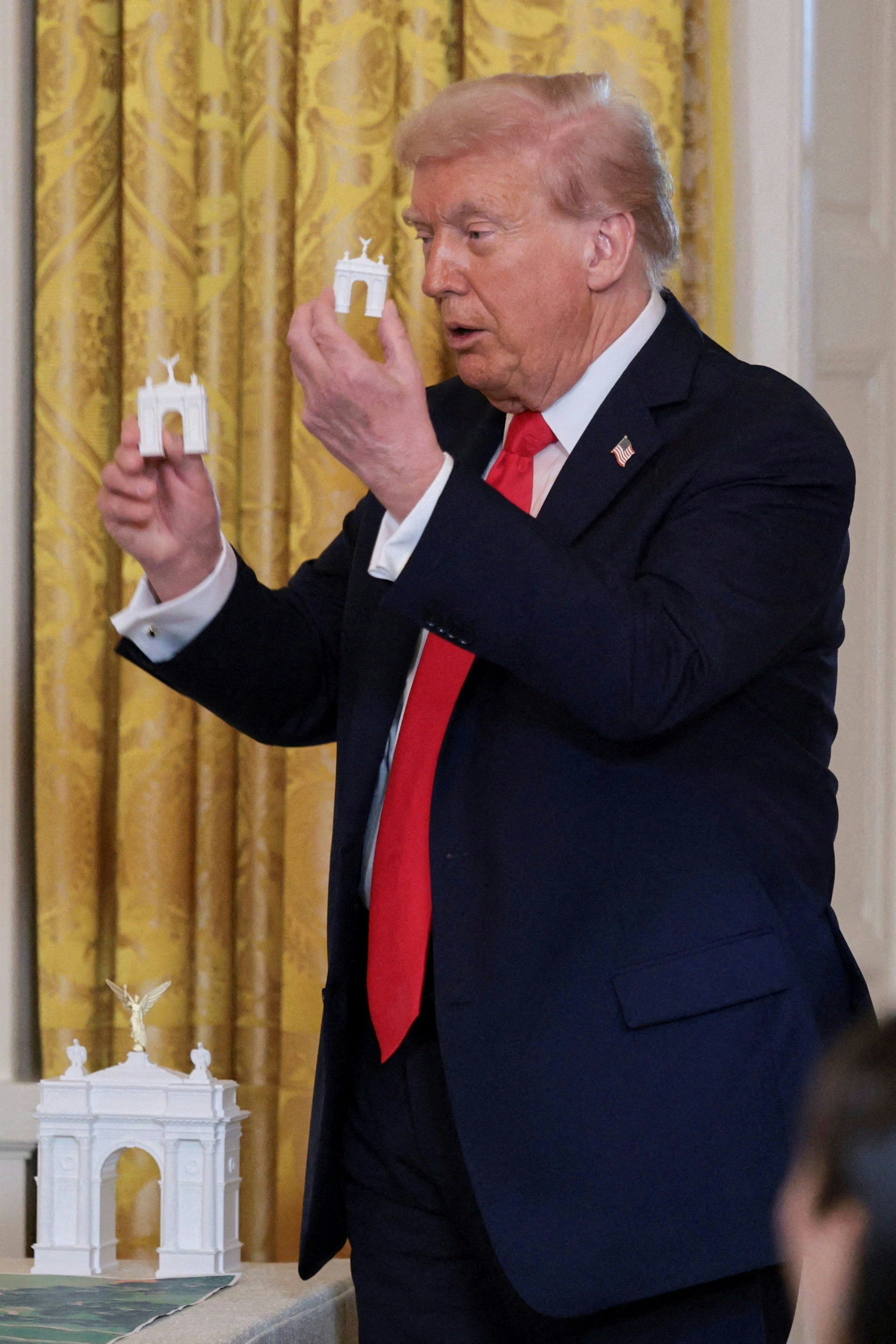 Trump sich in Washington eine Kopie des Triumphbogens errichten lassen, er stellt jüngst Modelle in drei Größen vor