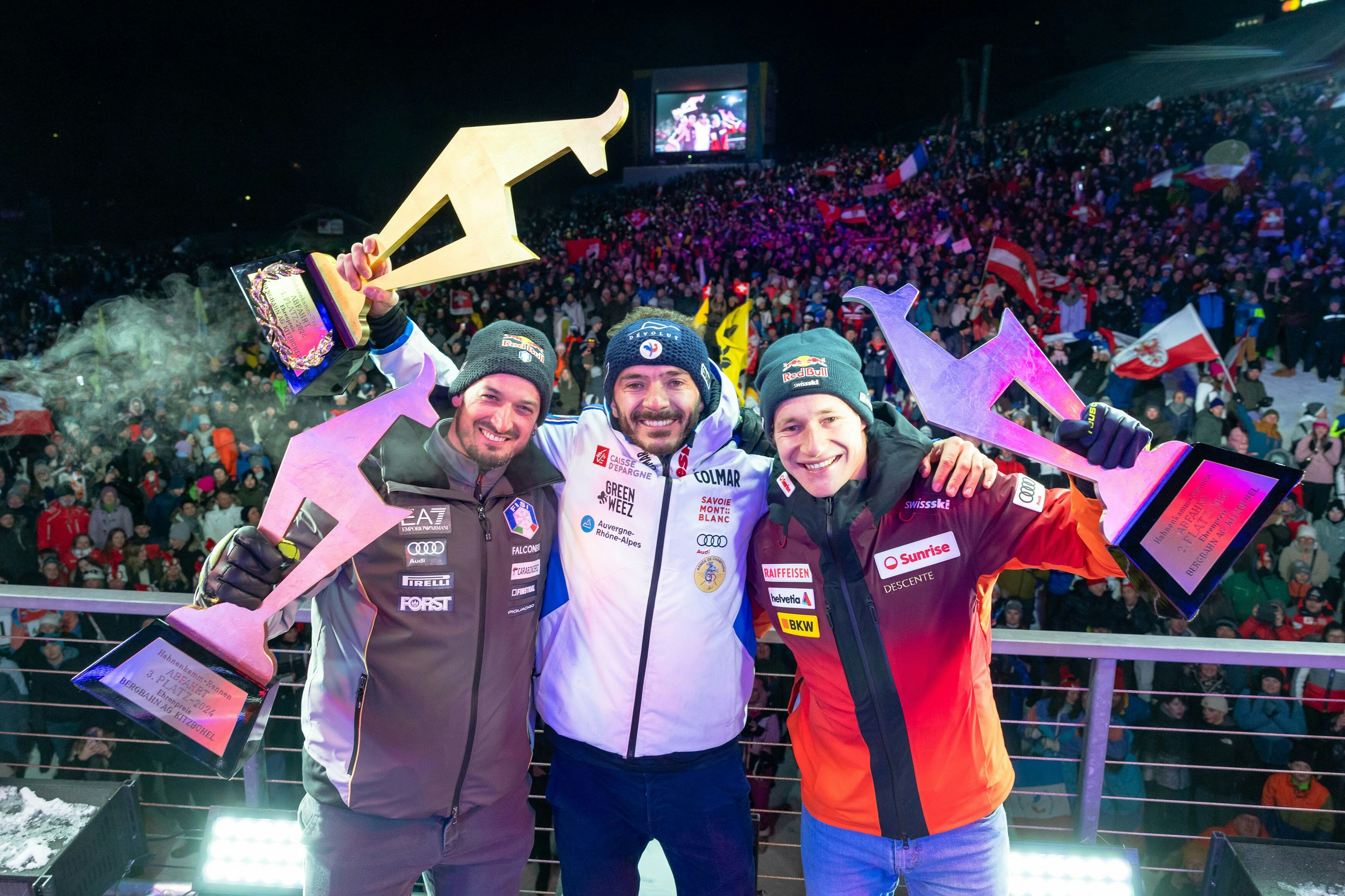 Siegreiche Adrenalin-Junkies auf der Kitzbüheler Streif 2024: Dominik Paris, Cyprien Sarrazin und Marco Odermatt (v. l.) in "Downhill Skiers"