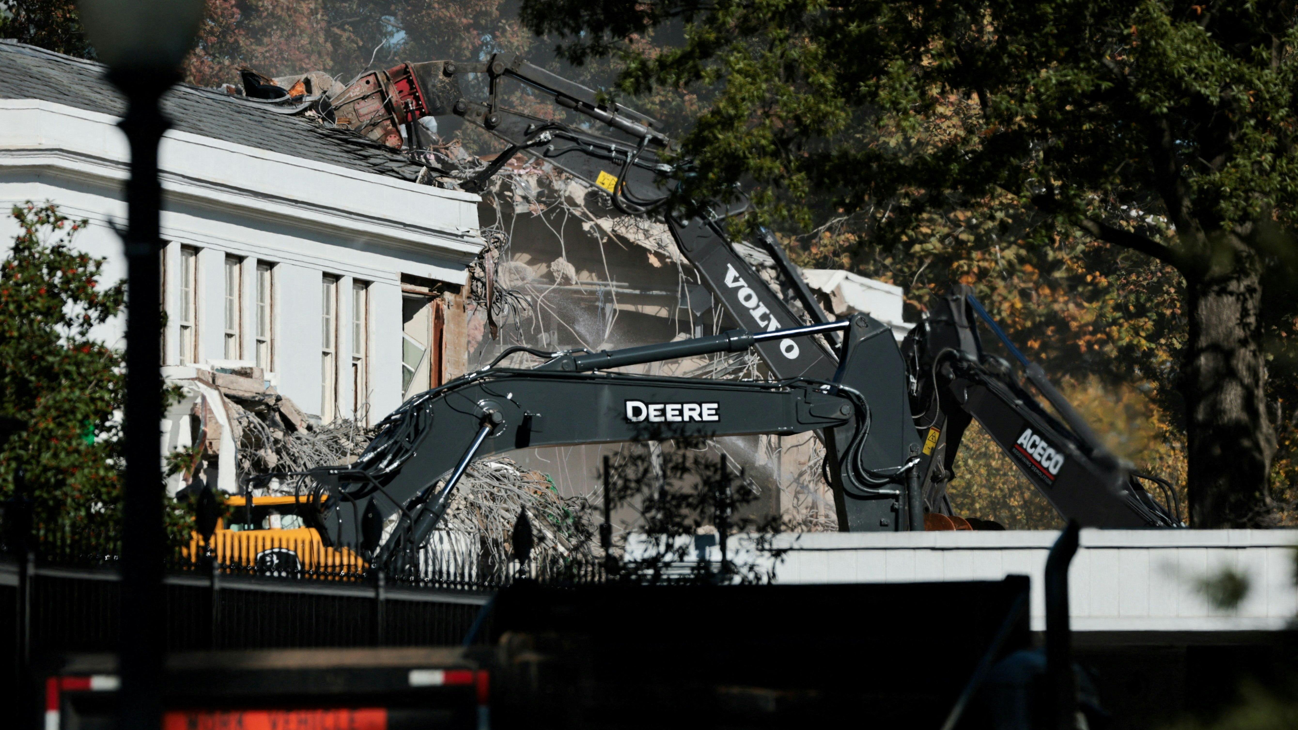 Die Bagger bohrten sich tief in die Außenfassade des Gebäudes