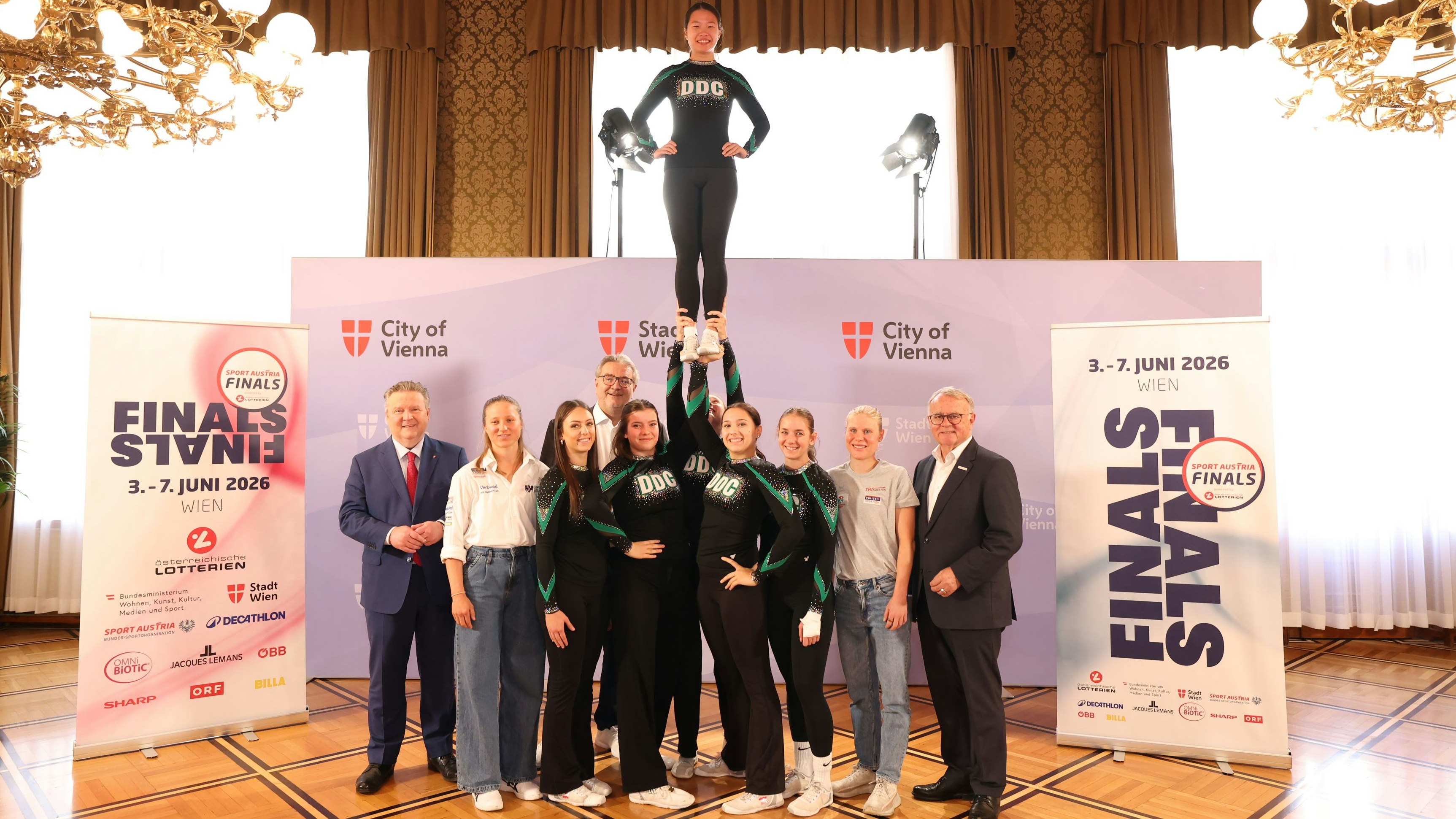 Die Sportlerinnen im Rathaus.