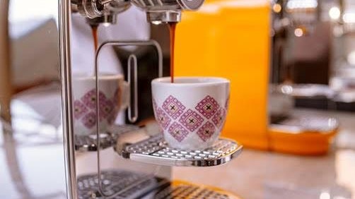 AFRO COFFEE hat mit den Designern der Smeg-Küchengeräte jetzt seine erste, eigene Kapselmaschine auf den Markt gebracht.