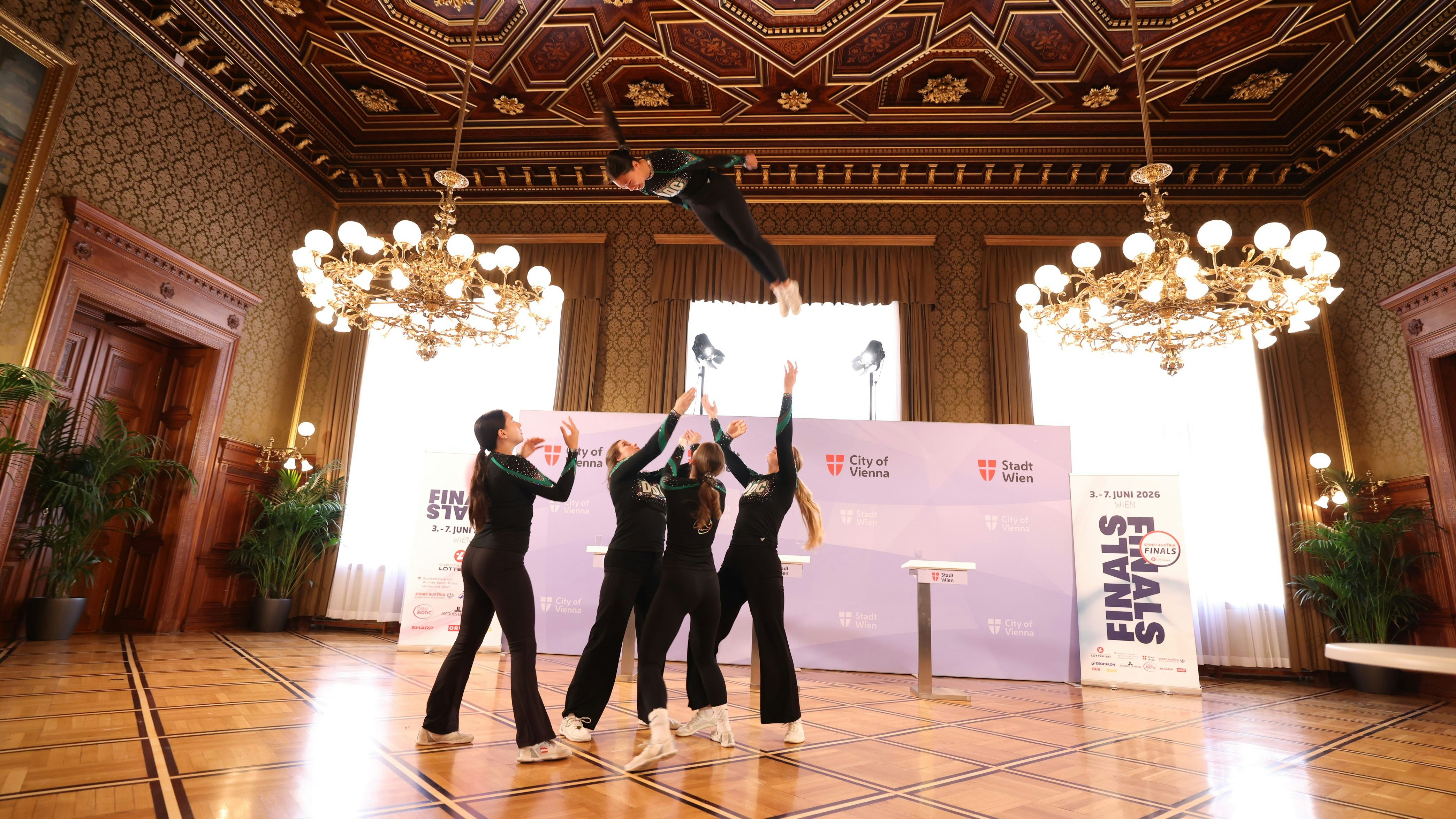 Coole Vorführung der Sportlerinnen im Rathaus.
