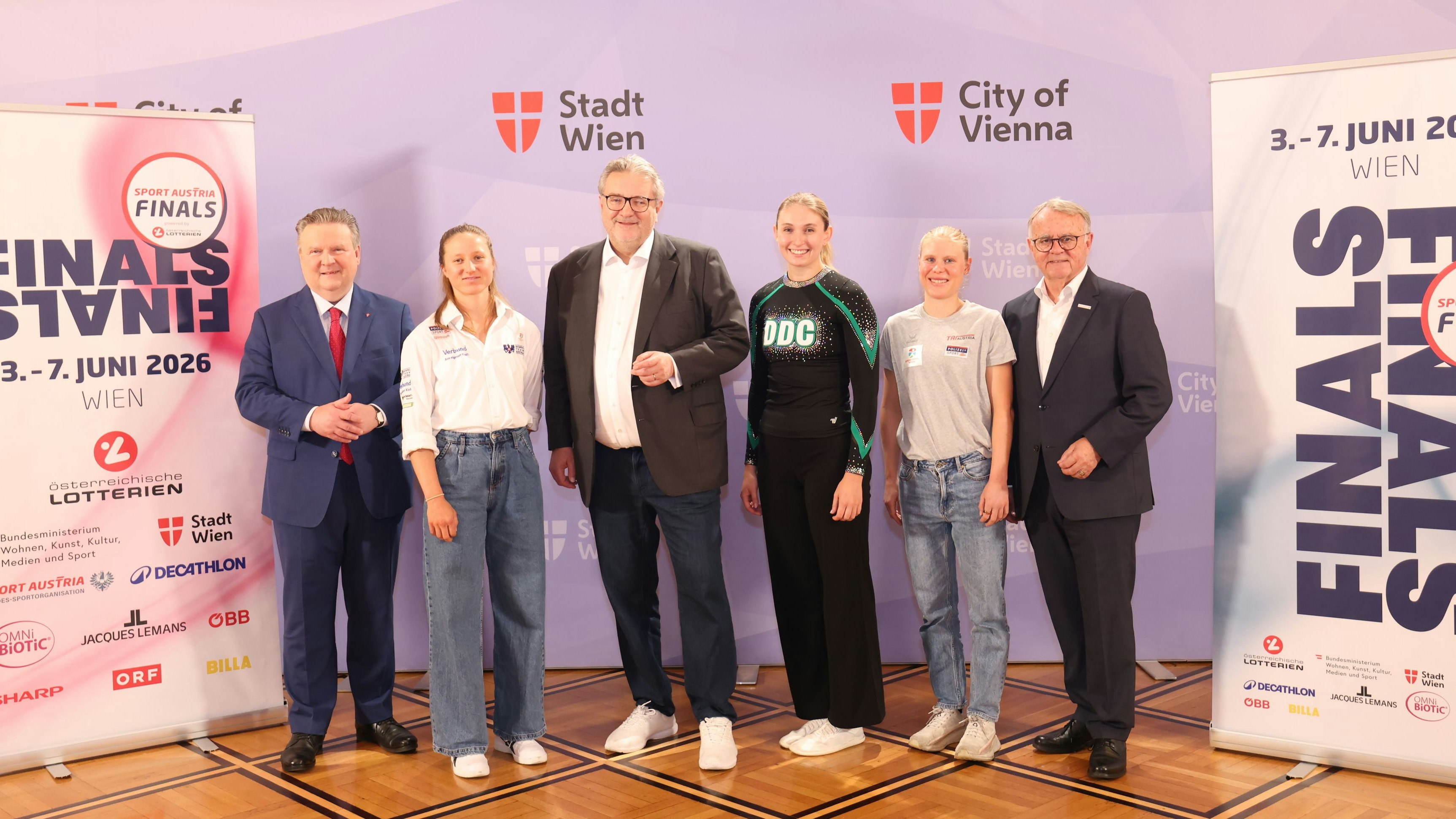 Bürgermeister Ludwig, Sportstadtrat Hacker und Präsident Niessl mit den Sportlerinnen. 