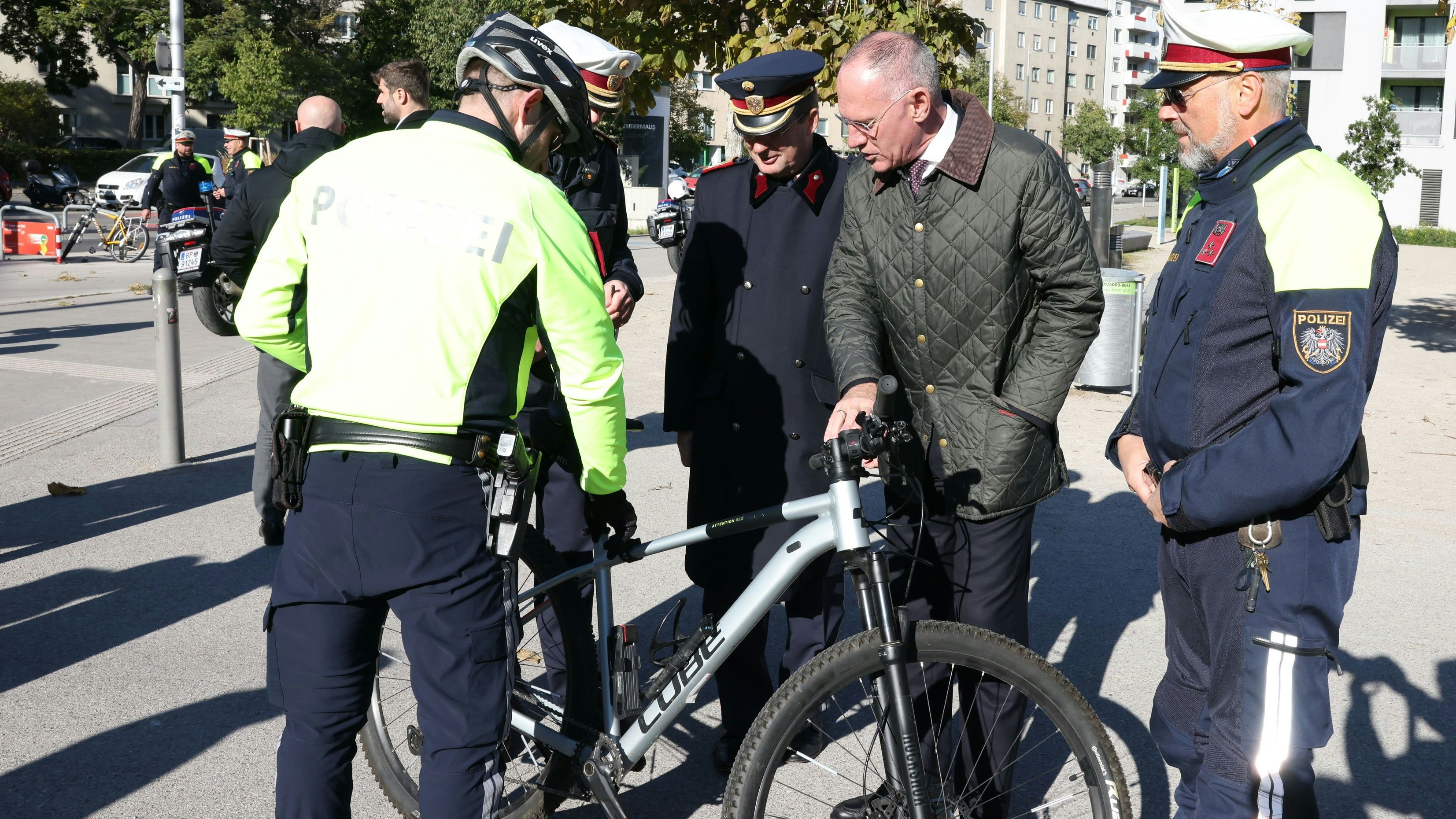 Heute.at - Minister Karner schnappte in Favoriten Raser am E-Moped