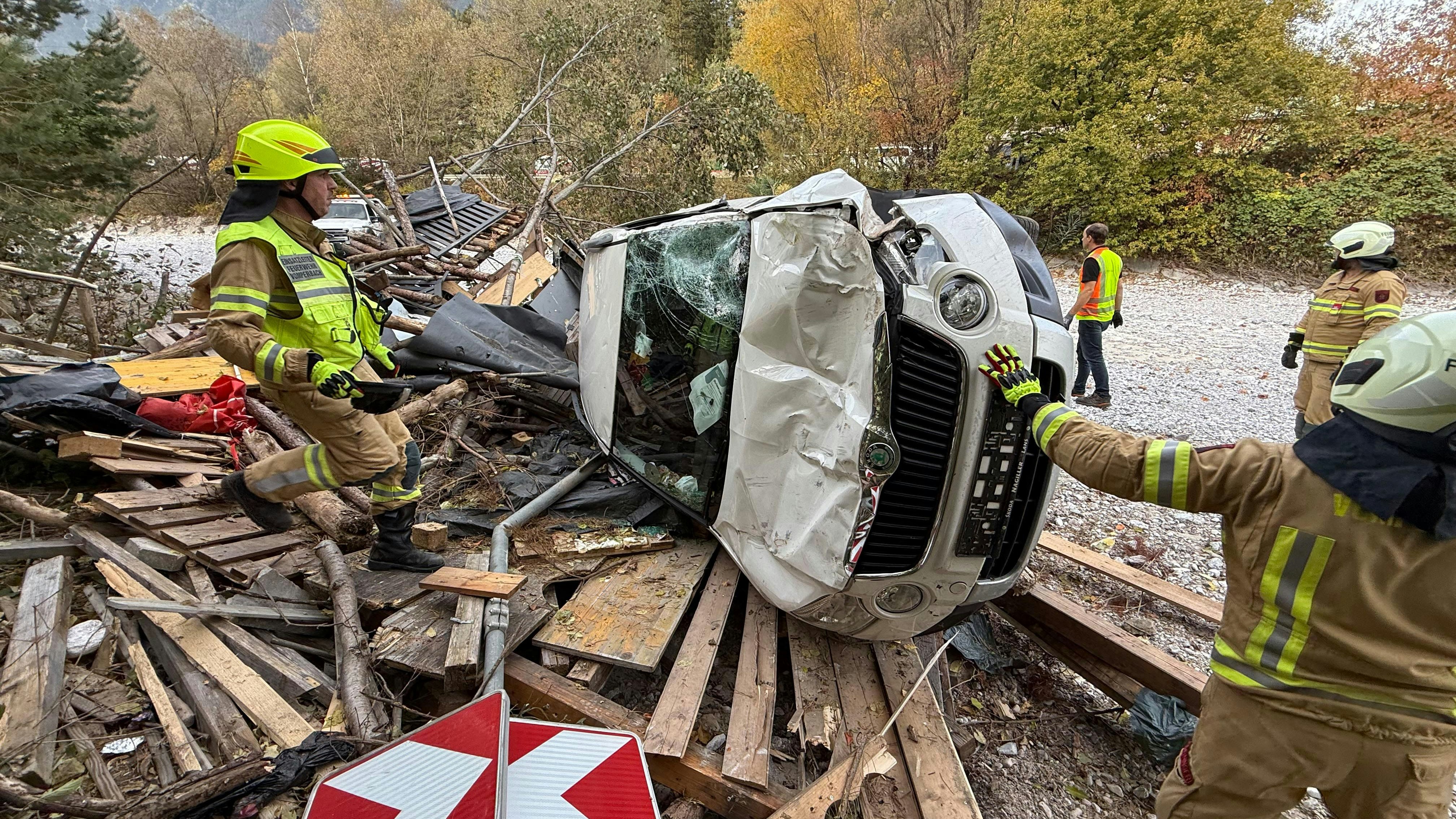 Heute.at - 20-jähriger Autofahrer mäht Baumhaus nieder