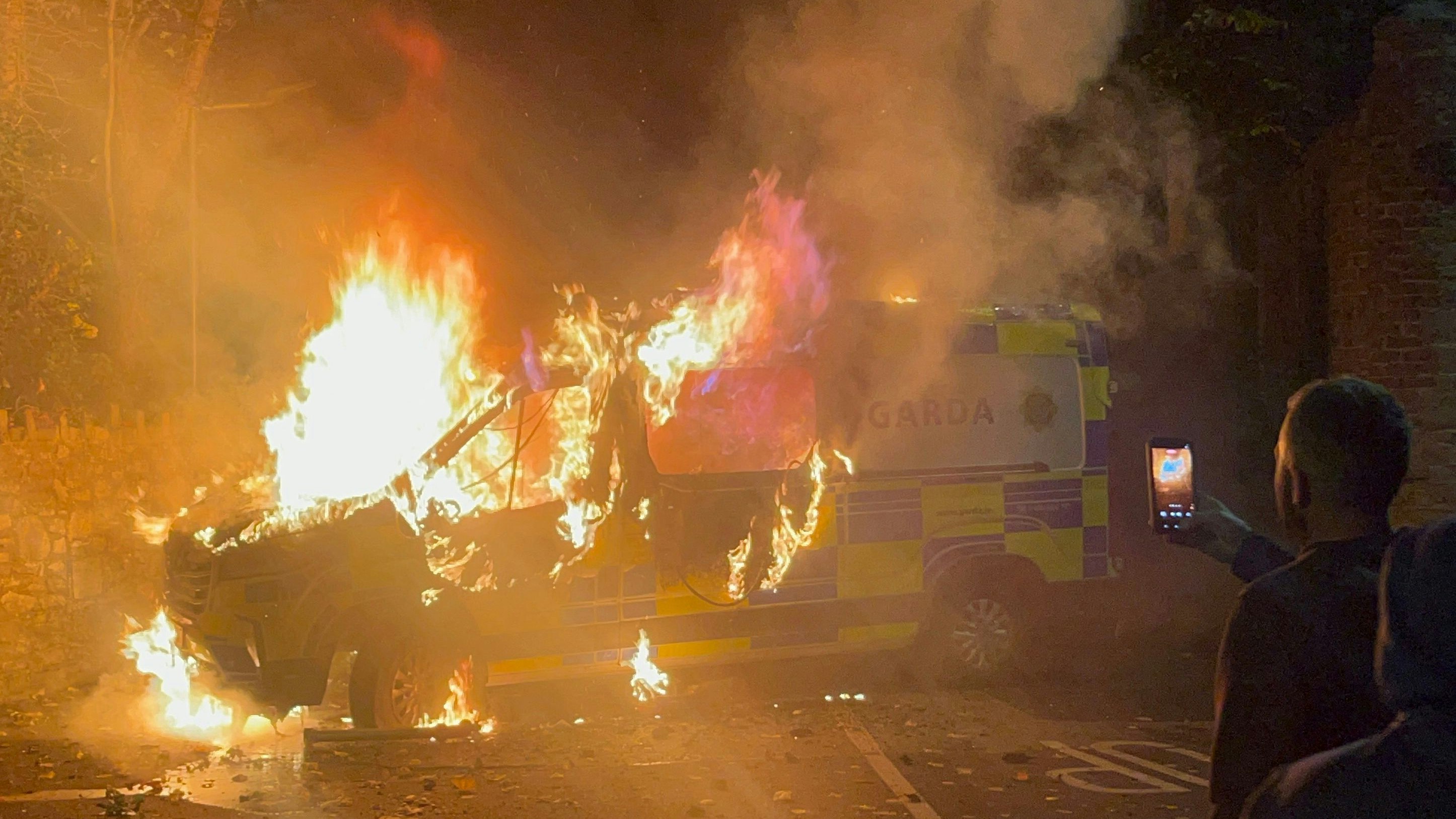 Heute.at - Ausschreitungen vor Asyl-Hotel – Polizeiauto angezündet