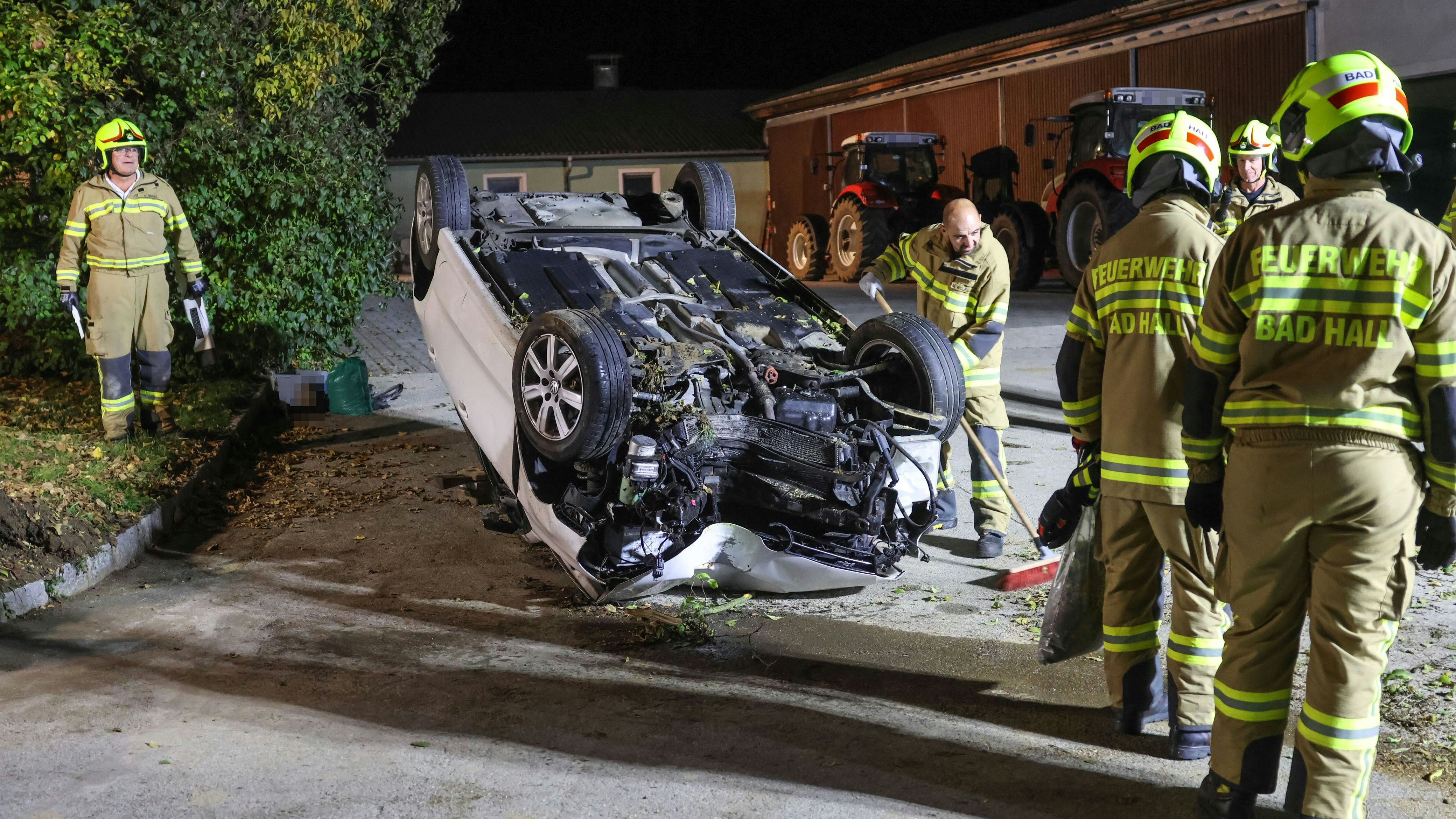 Heute.at - Auto nach Crash gegen Baum in Bad Hall überschlagen