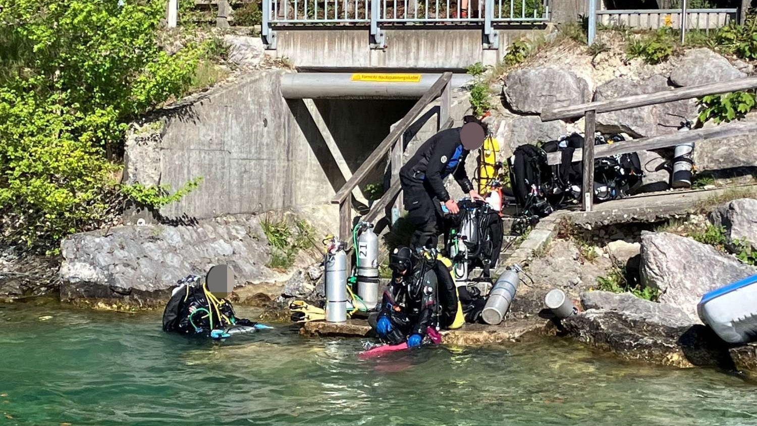 Heute.at - Taucher kommt aus Attersee, muss plötzlich ins Spital