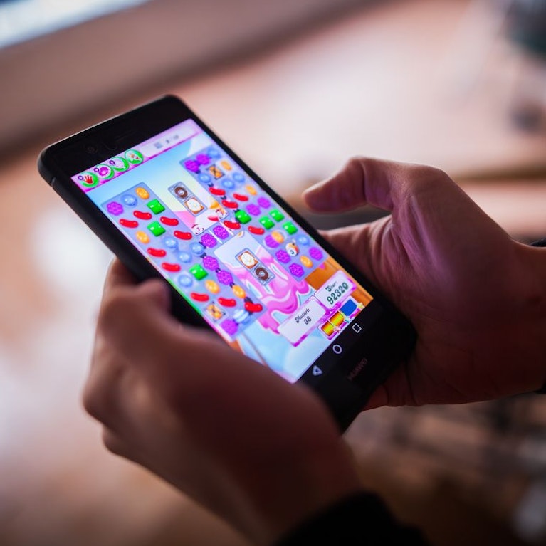 200 Milliarden US-Dollar: AppLovin, ein Unternehmen für digitale Werbung, ist inzwischen mehr wert als Uber. Ein schlauer, aber geheimer Algorithmus platziert Werbung vor allem in Smartphone-Spielen. Das könnte dem Unternehmen nun das Genick brechen.