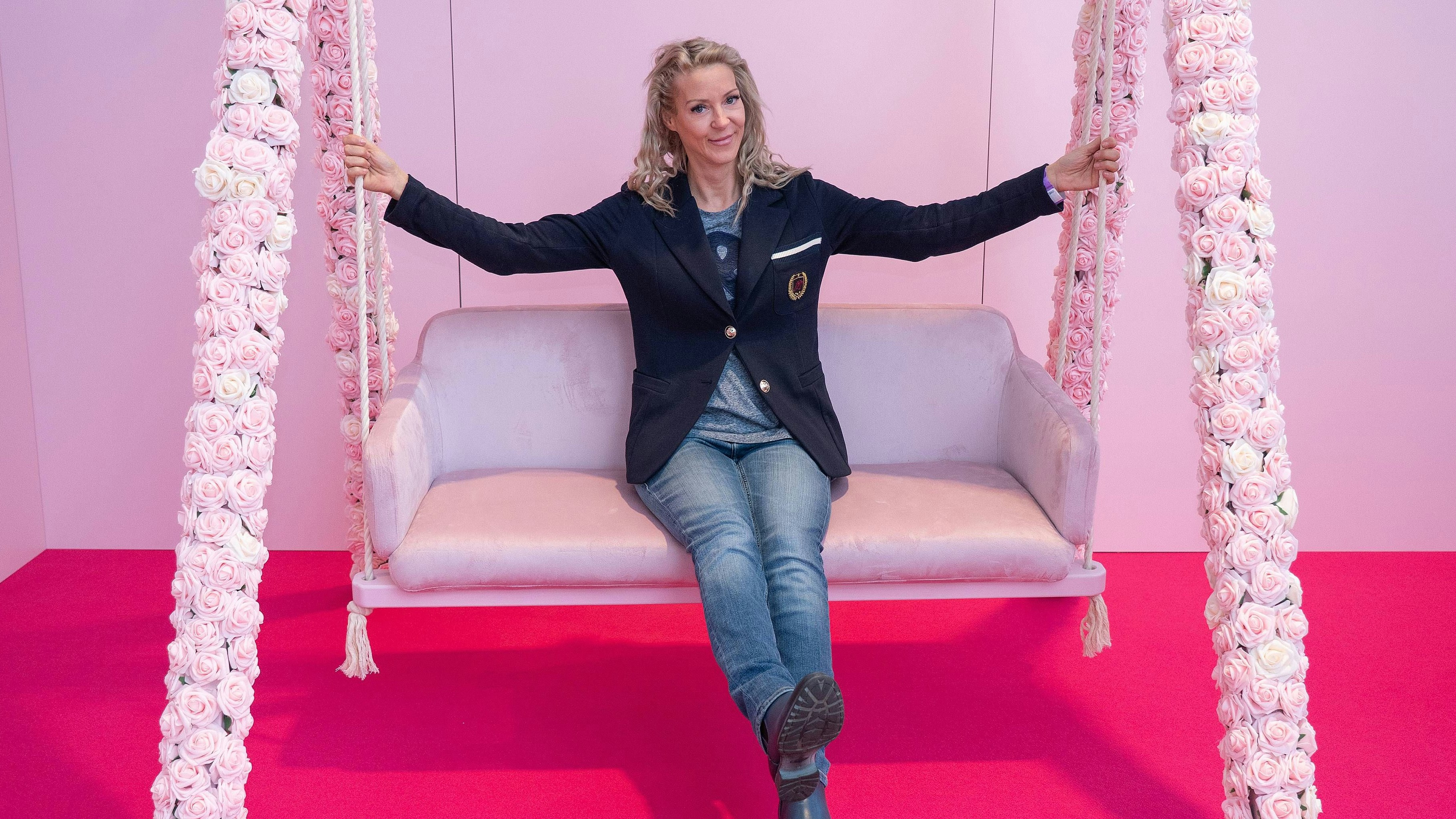 Heute.at - Warum Simone Lugner jetzt die Schulbank drückt