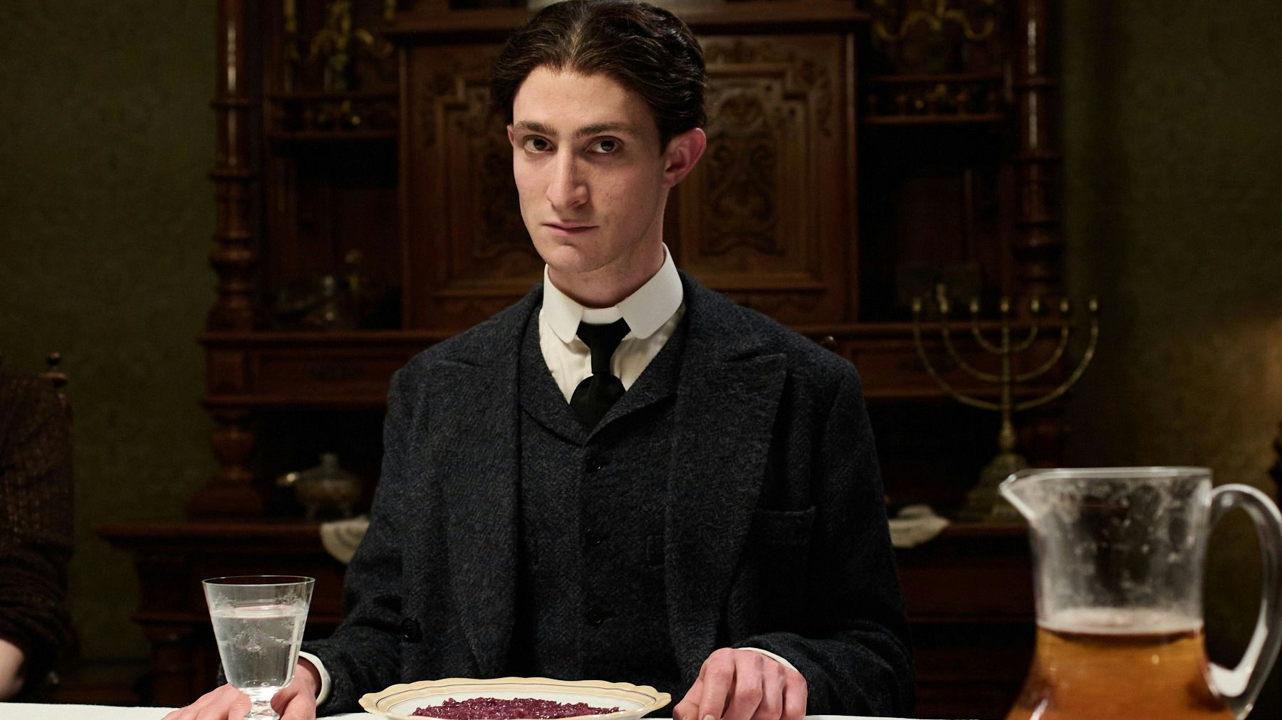 Heute.at - Kafka-Star: Zehn Kilo weniger und Monate im Dunkeln