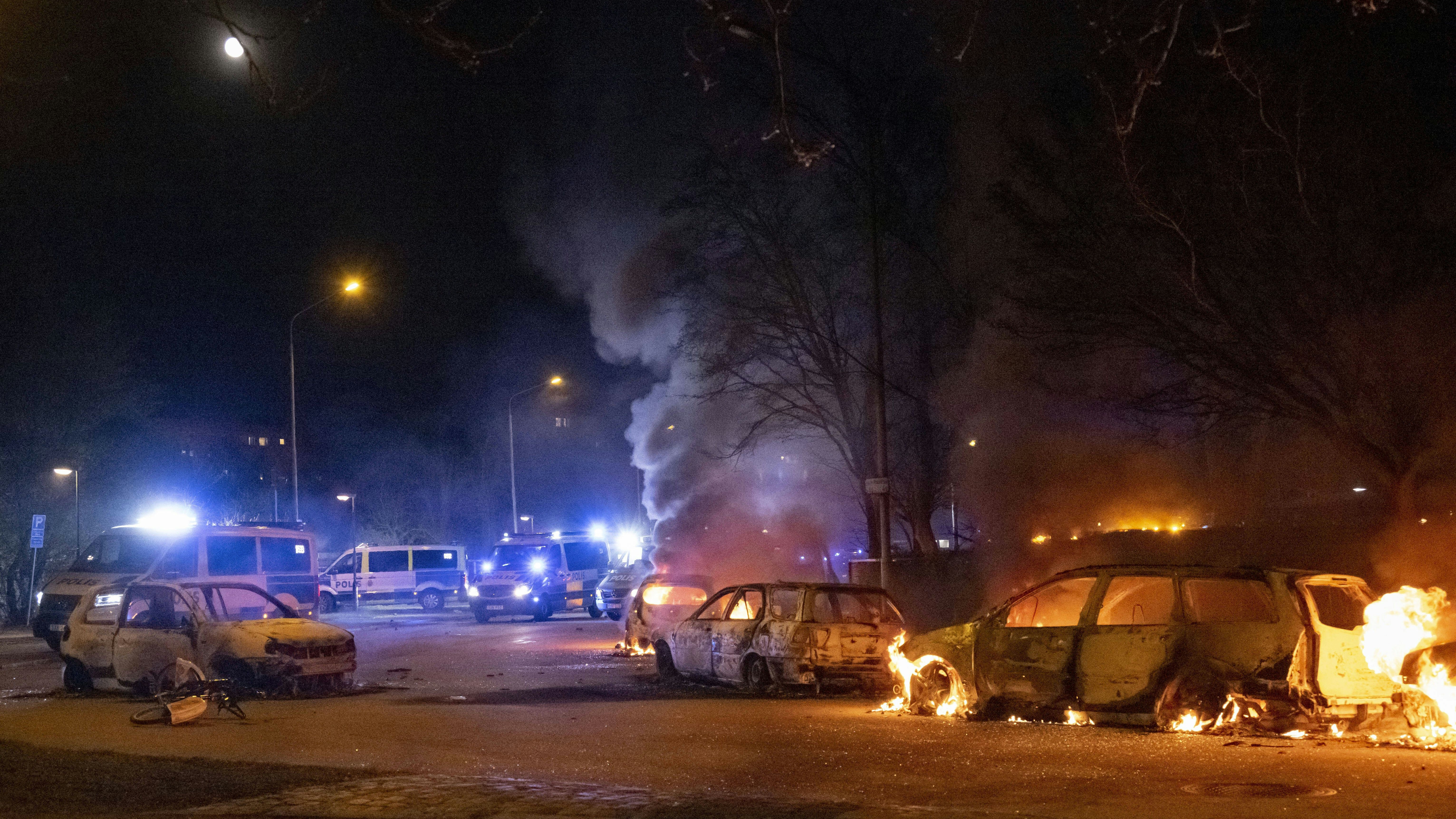 Bilder des Jahres 2022, News 04 April News Themen der Woche KW15 MALMÖ, SWEDEN 20220417 Police on the scene and cars on fire on Von Rosens väg near Rosengardsskolan in Malmo, Sweden, April 18, 2022. At midnight on Monday night, unrest broke out again at Rosengard in Malmö. The police went to the scene with a large number of vehicles and fired tear gas to disperse crowds. MALMÖ SWEDEN x50090x *** MALMÖ, SWEDEN 20220417 Police on the scene and cars on fire on Von Rosens väg near Rosengardsskolan in Malmo, Sweden, April 18, 2022 At midnight on Monday night, unrest broke out again at Rosengard in Malmö The police went to the scene with a large number of vehicles and fired tear gas to disperse crowds MALMÖ SWEDEN x50090x, PUBLICATIONxNOTxINxDENxNORxSWExFIN Copyright: xJohanxNilsson/TTx UNROLE ROSENGARD MALMÖ