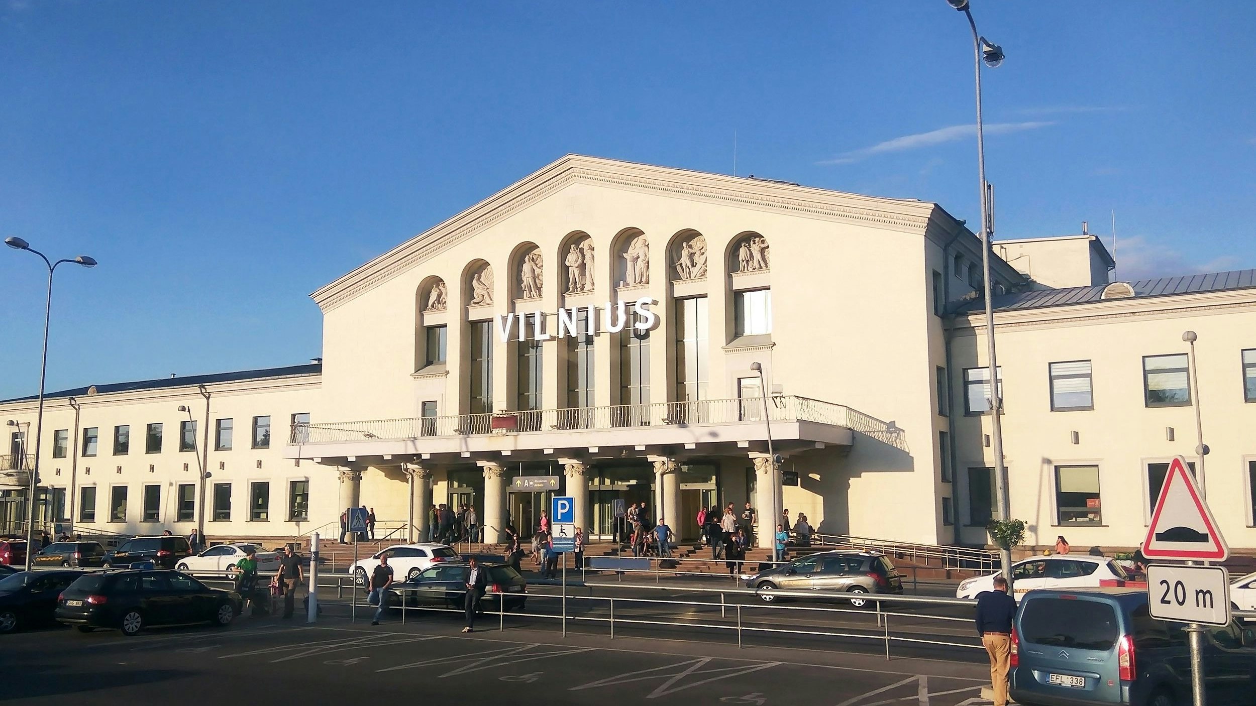Heute.at - Schmuggelballons! Europäischer Flughafen muss schließen
