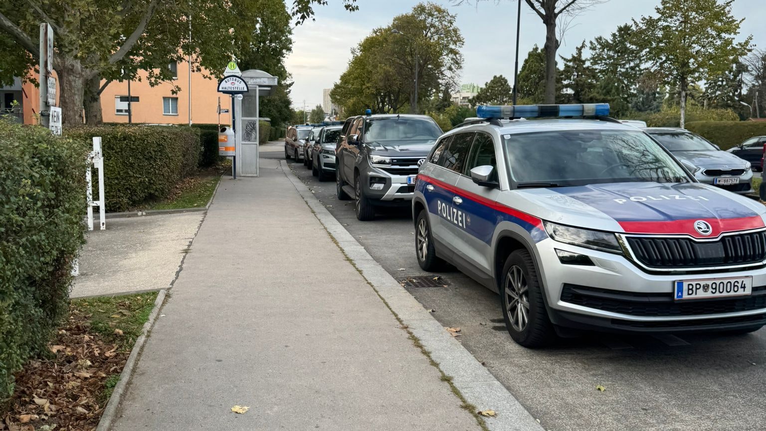 Heute.at - WEGA-Einsatz in Wien! Polizisten suchen Mann mit Waffe