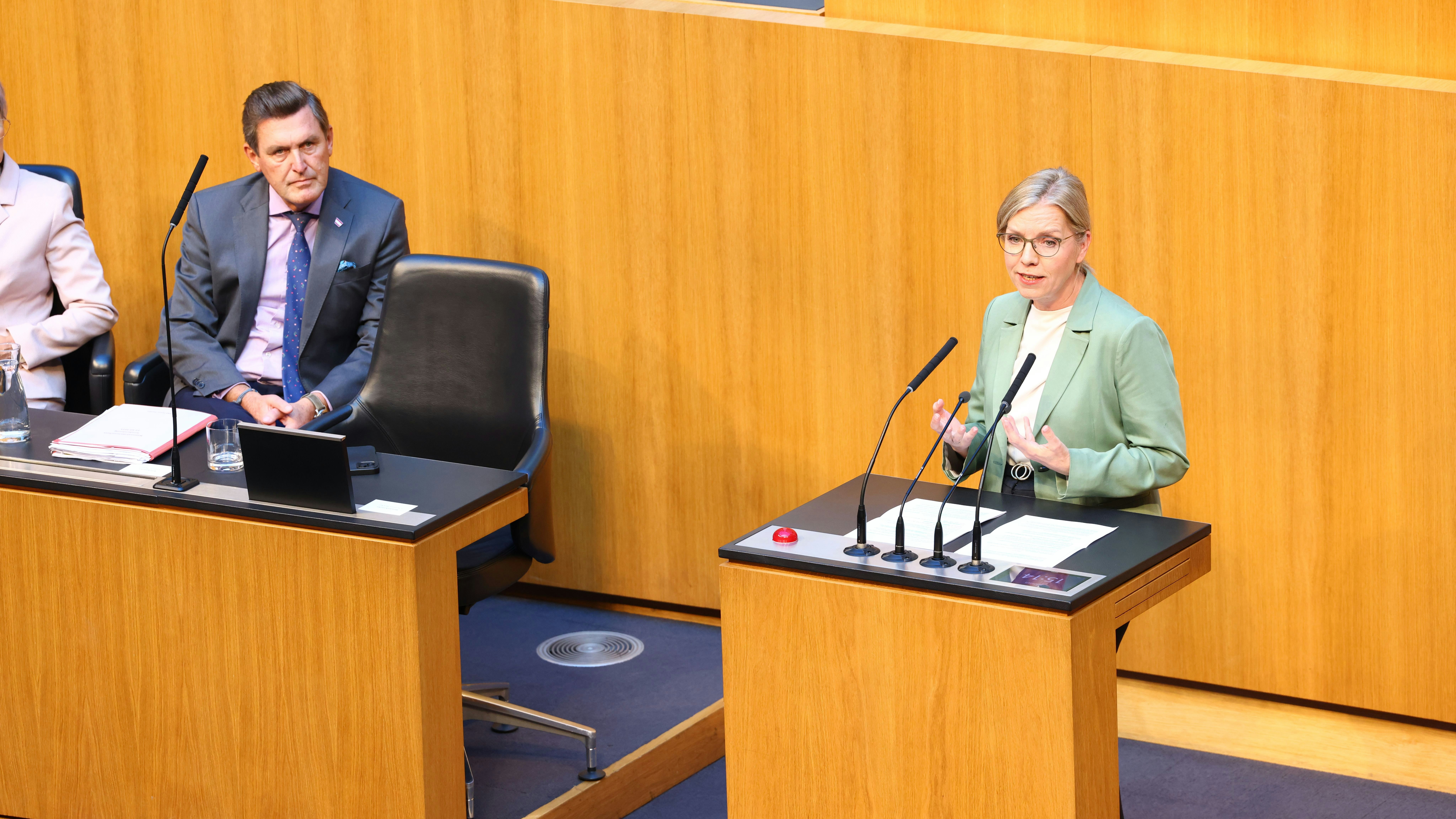 Heute.at - Gewessler erzürnt – im Parlament fliegen die Fetzen