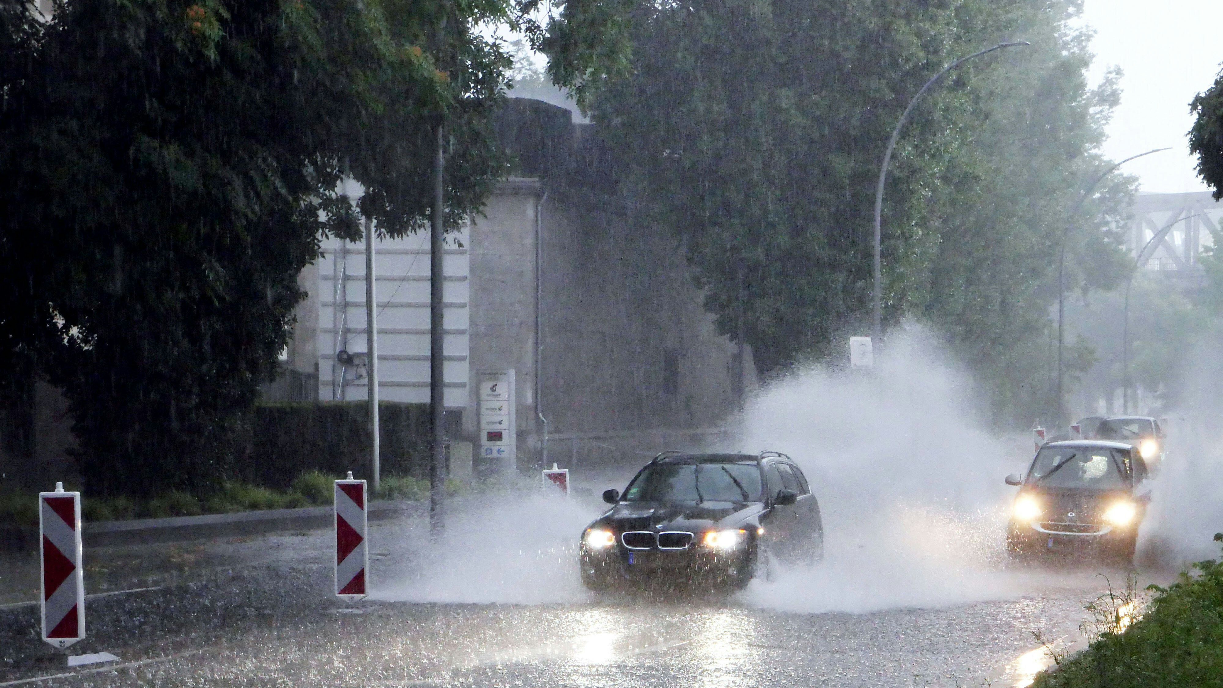Neben kräftigen Regenschauern ist auch mit Gewittern zu rechen.