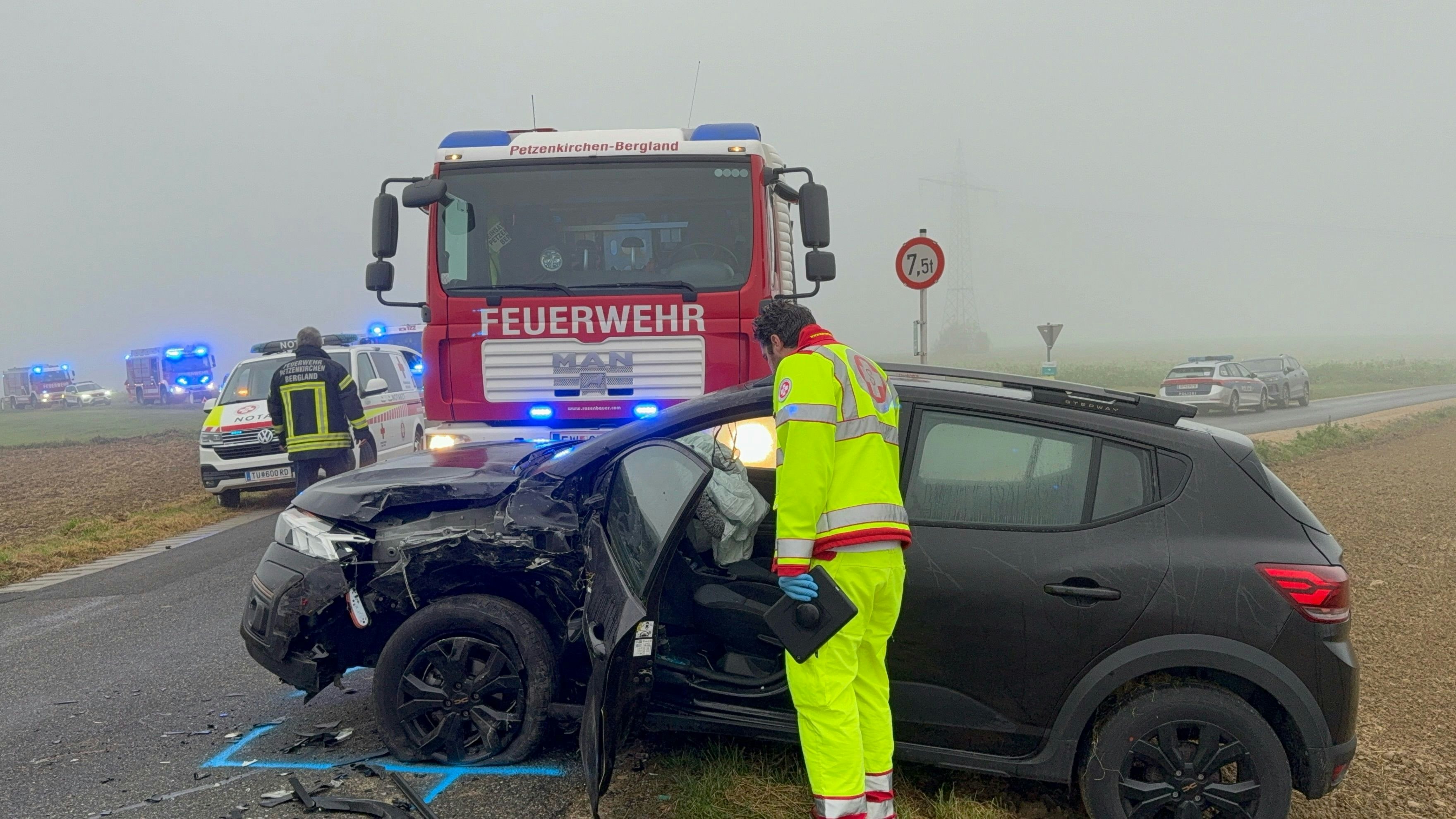 Heute.at - Acht Kinder an Bord! Unfall mit Schulbus und Auto