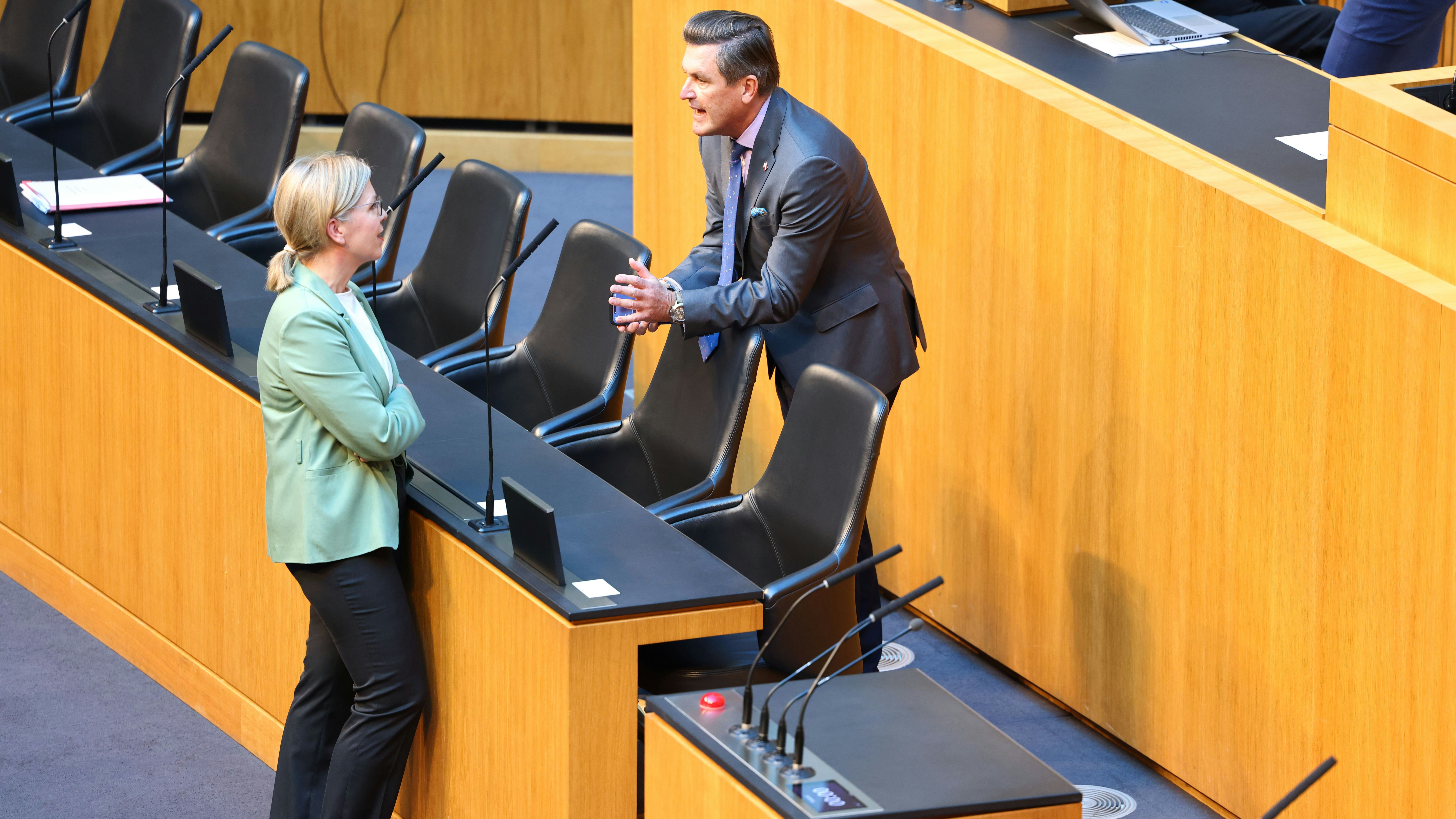 Gewessler und Hanke bei einem 4-Augen-Gespräch.