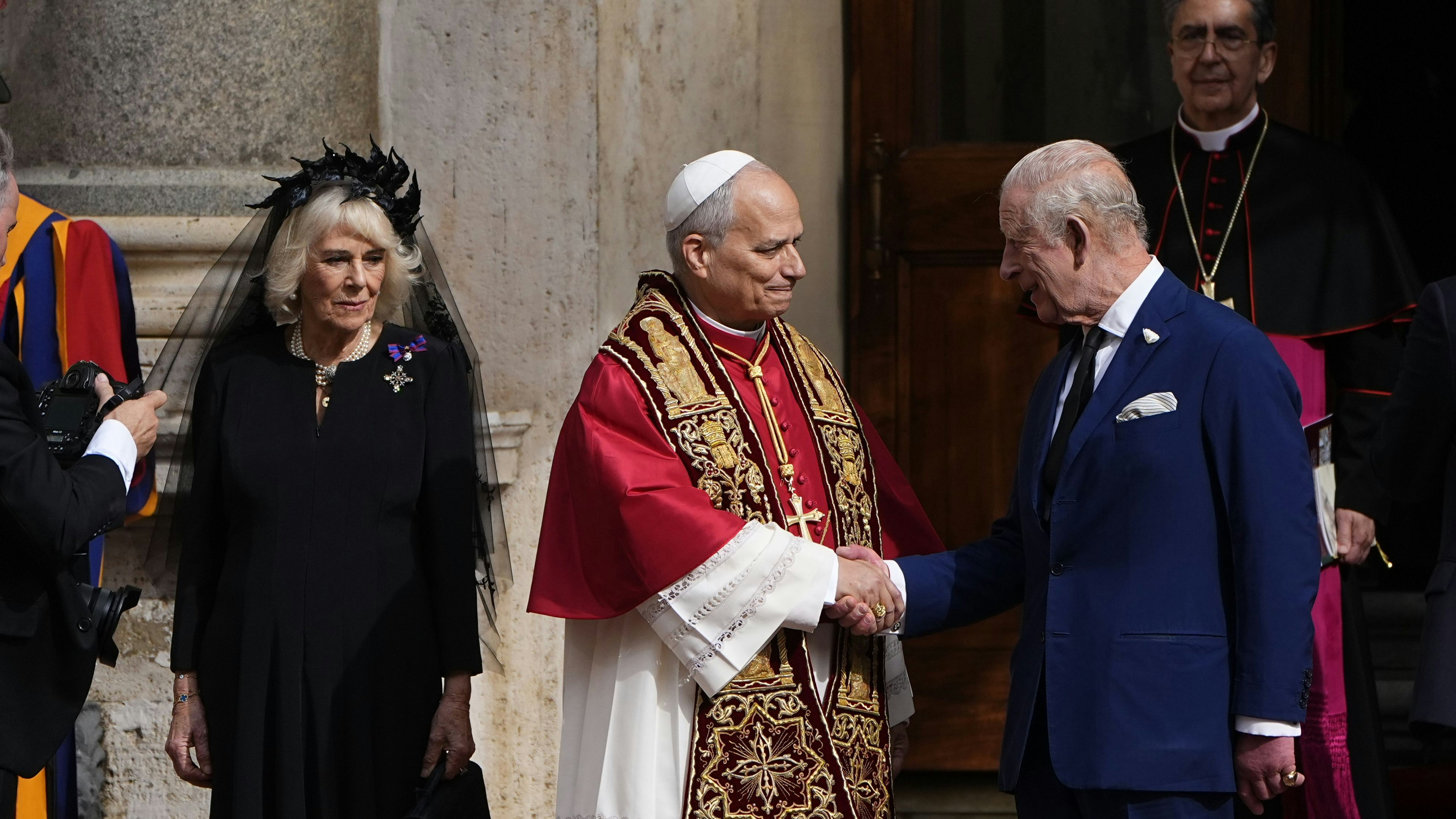 Heute.at - Weiß verboten! Camilla musste bei Papst schwarz tragen