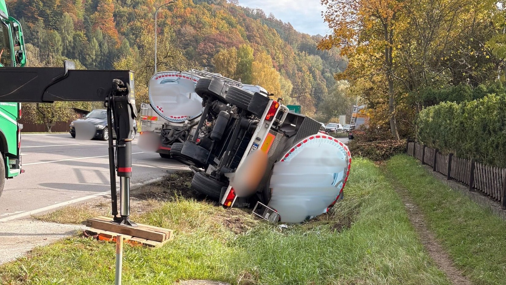Heute.at - Spektakulärer Crash – Milchtank-Anhänger kippte um