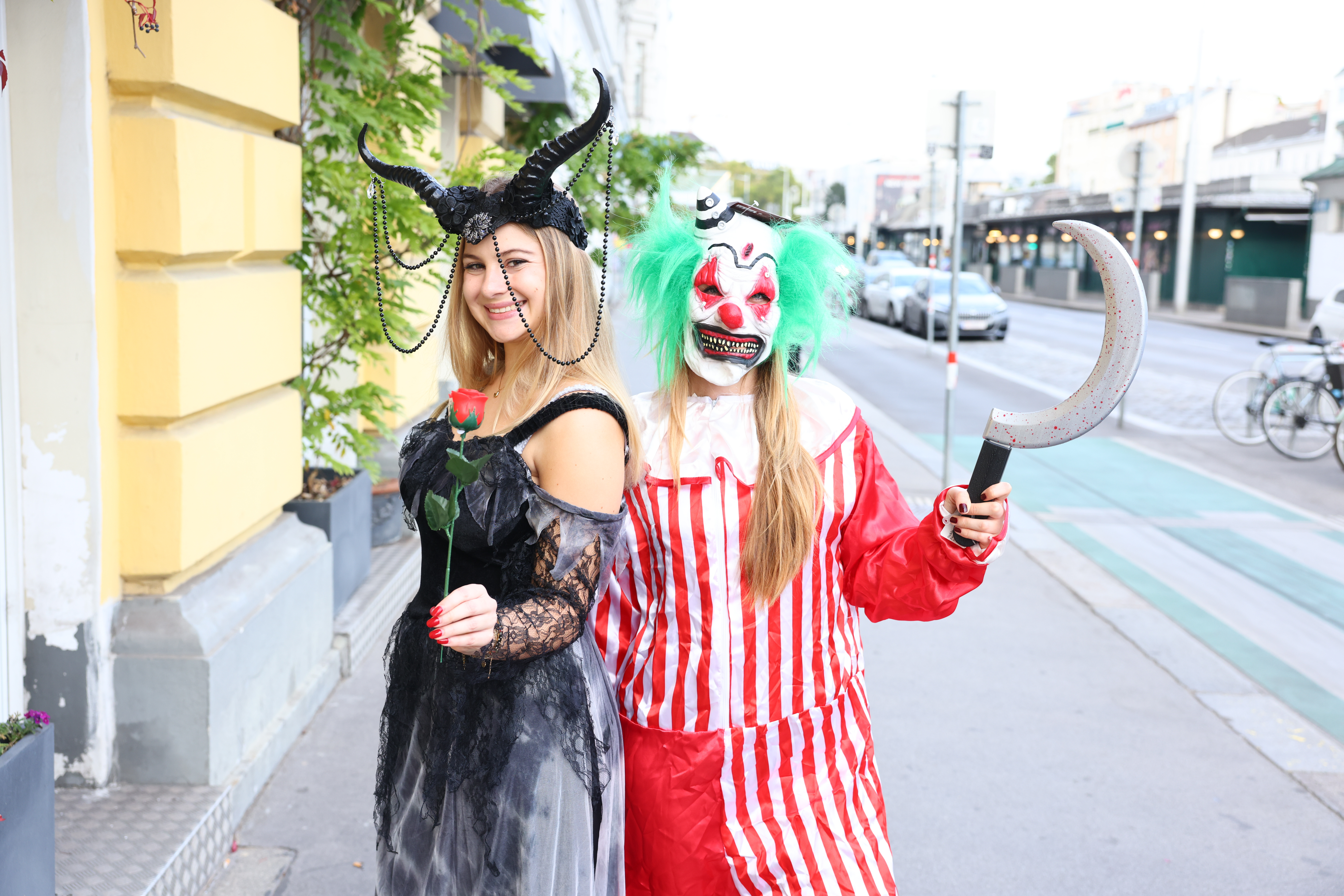 Horror-Clowns und böse Fee sind das perfekte Halloween-Duo.