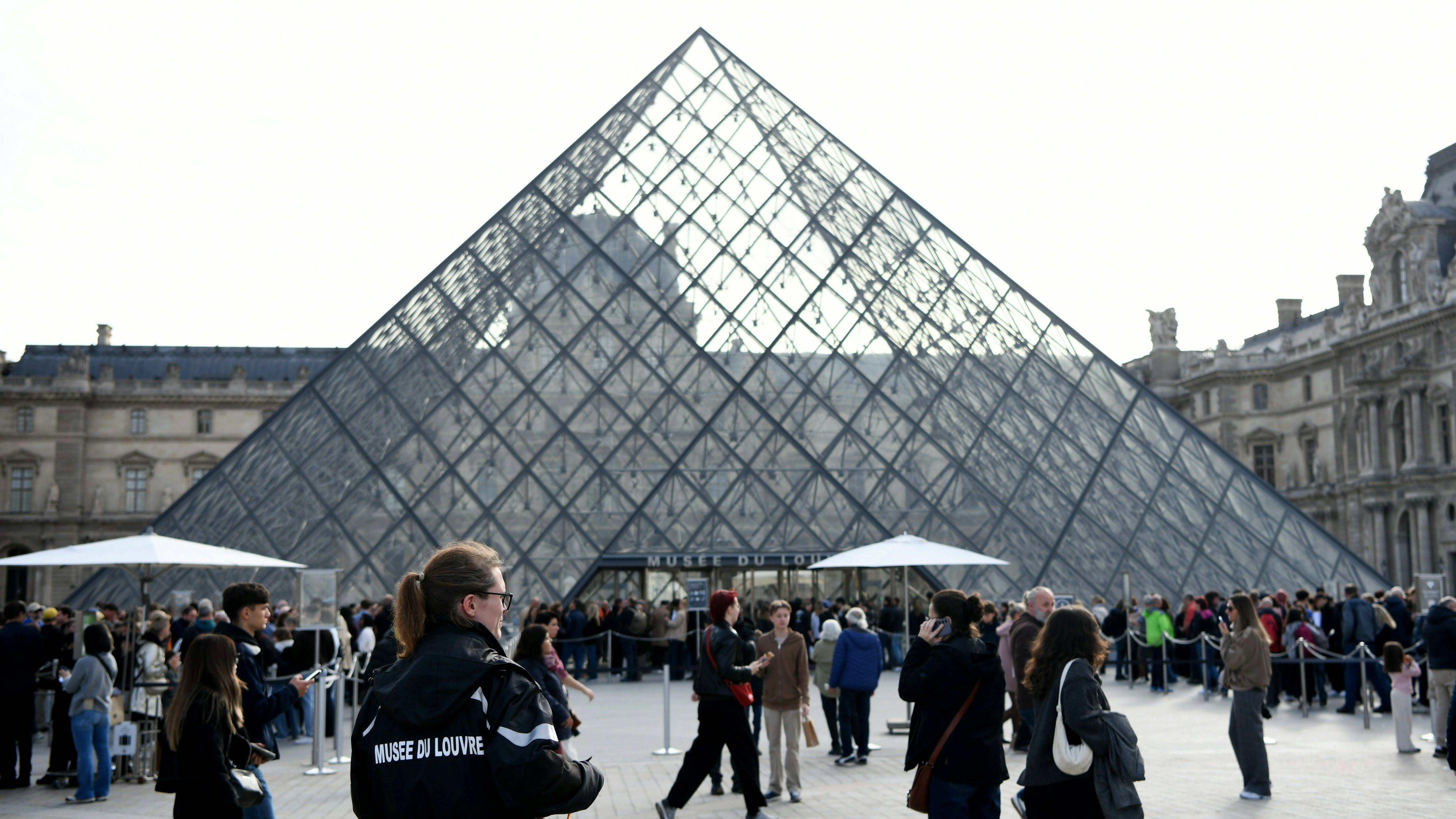 PARIS, FRANCE - OCTOBER 22: Visitors queue up outside the Louvre Museum on October 22, 2025 in Paris, France. The Louvre Museum in Paris has reopened three days after jewellery worth 88 million euros Â76m $102m was stolen in a brazen daylight robbery. PUBLICATIONxNOTxINxCHN Copyright: xChinaxNewsxServicex 111599004593