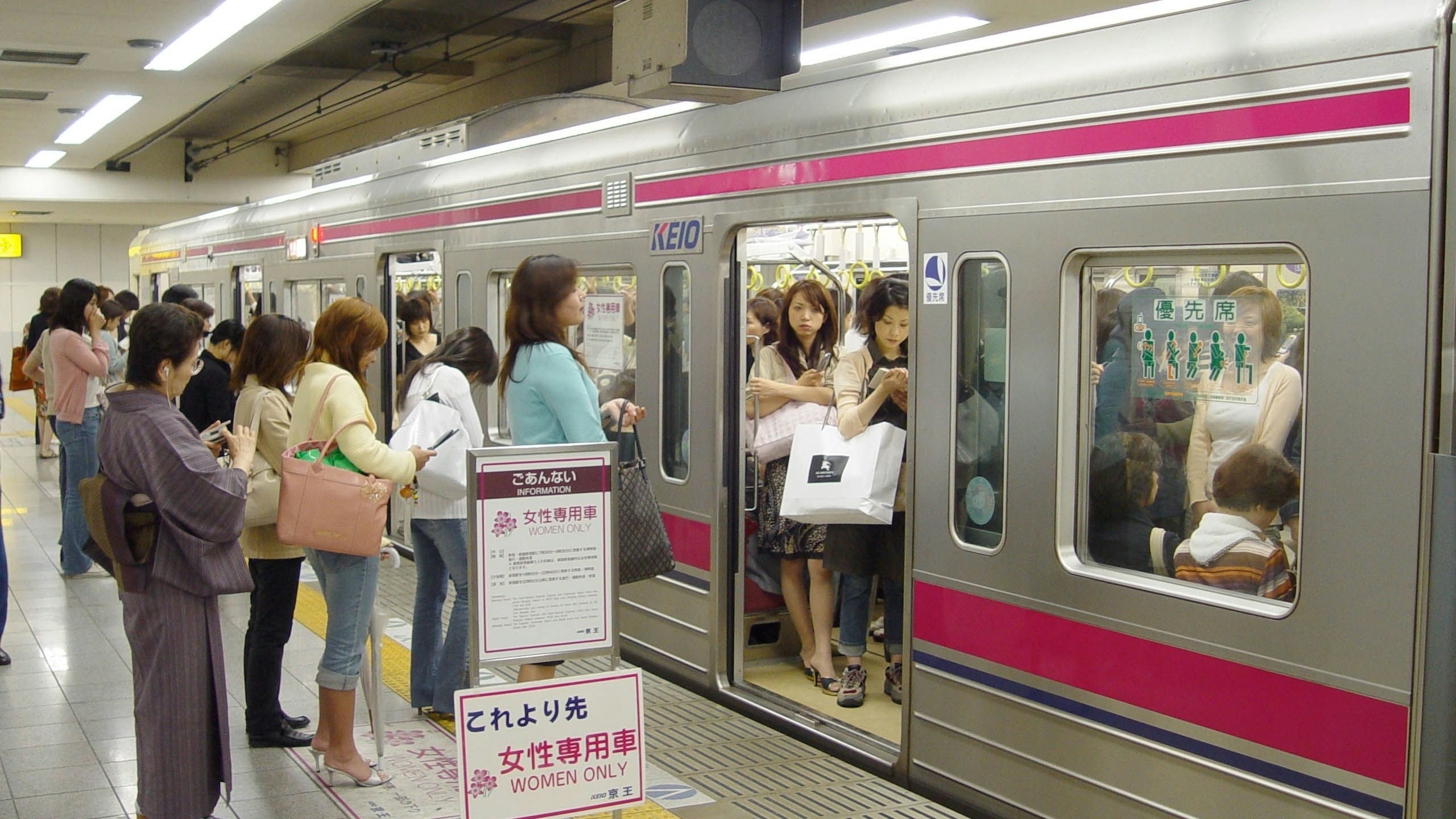 Frauen stellen sich am Haltepunkt des Frauenwaggons der Keio-Linie der U-Bahn von Tokio an