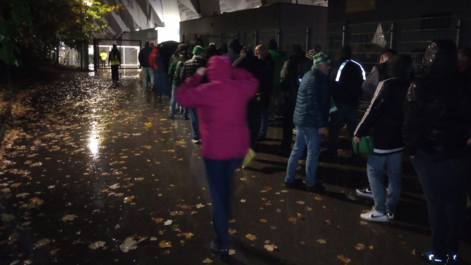 Rapid-Fans warteten kurz vor dem Anpfiff im Regen. 