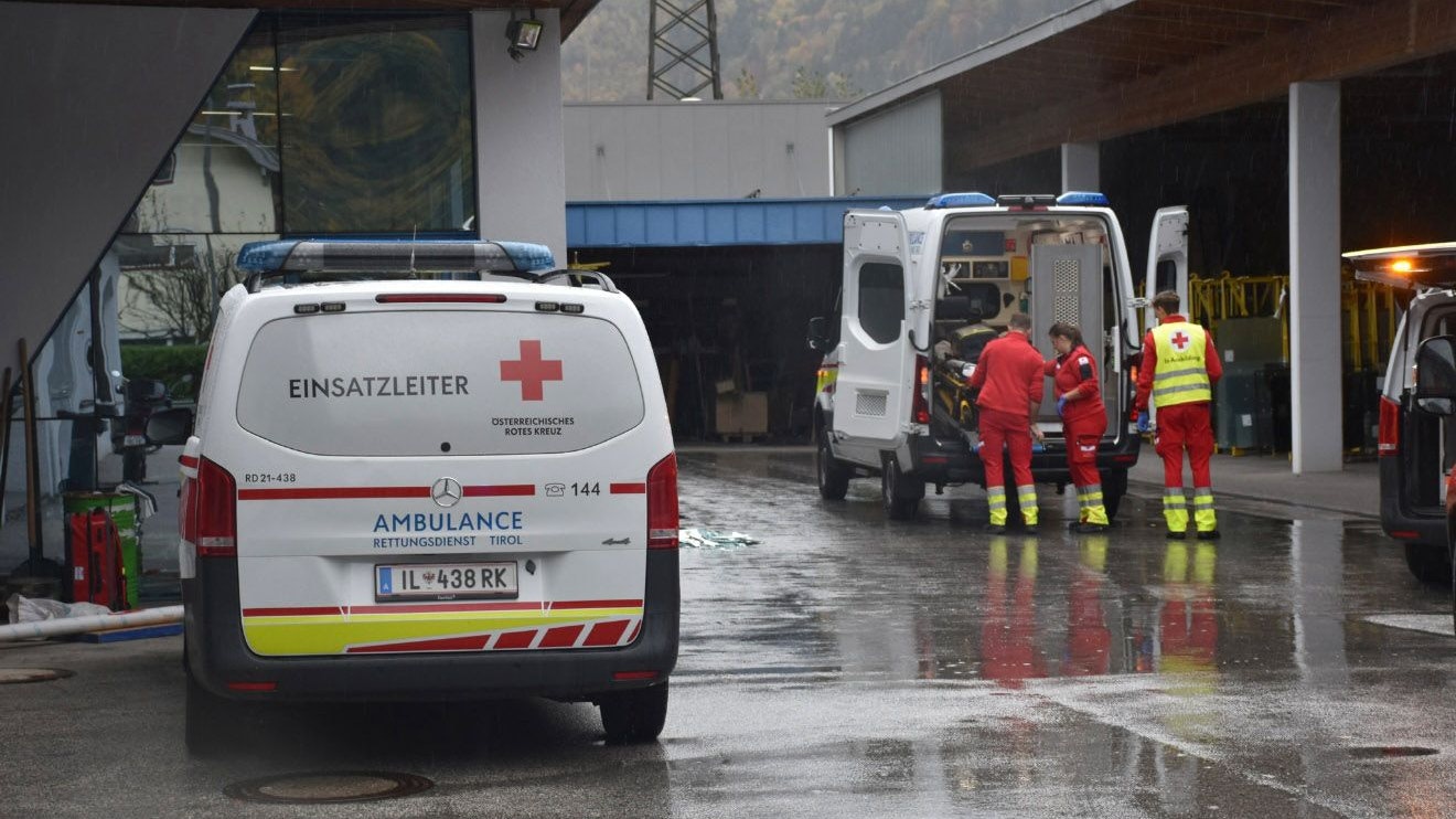 Heute.at - 17-Jähriger unter 2 Tonnen Glasscheiben begraben