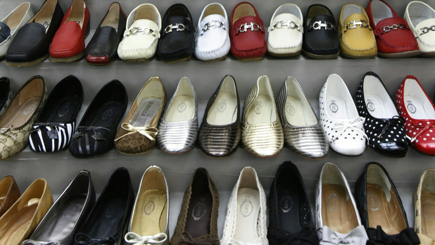 A vendor waits for customers at her shoes shop in Beijing September 12, 2007. Chinese retail sales surged in August at their fastest pace in more than three years, beating forecasts, but analysts said the jump reflected strong inflation more than a quickening of the underlying growth rate. Retail sales, which are tracked in nominal terms, grew 17.1 percent from a year earlier, compared with 16.4 percent in July.  REUTERS/Claro Cortes IV   (CHINA)