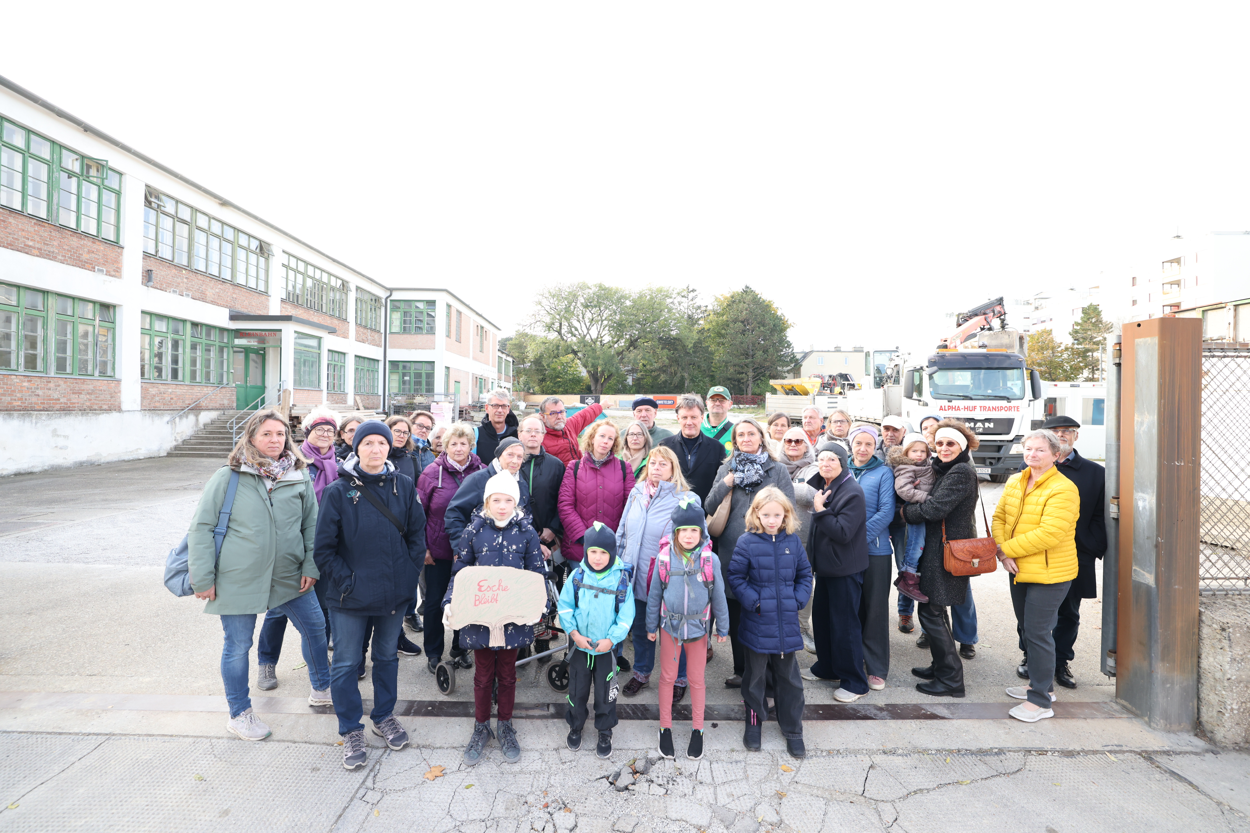 Zahlreiche Anrainer fürchten, dass die Esche im Zuge der Bauarbeiten beschädigt wird und abstirbt.