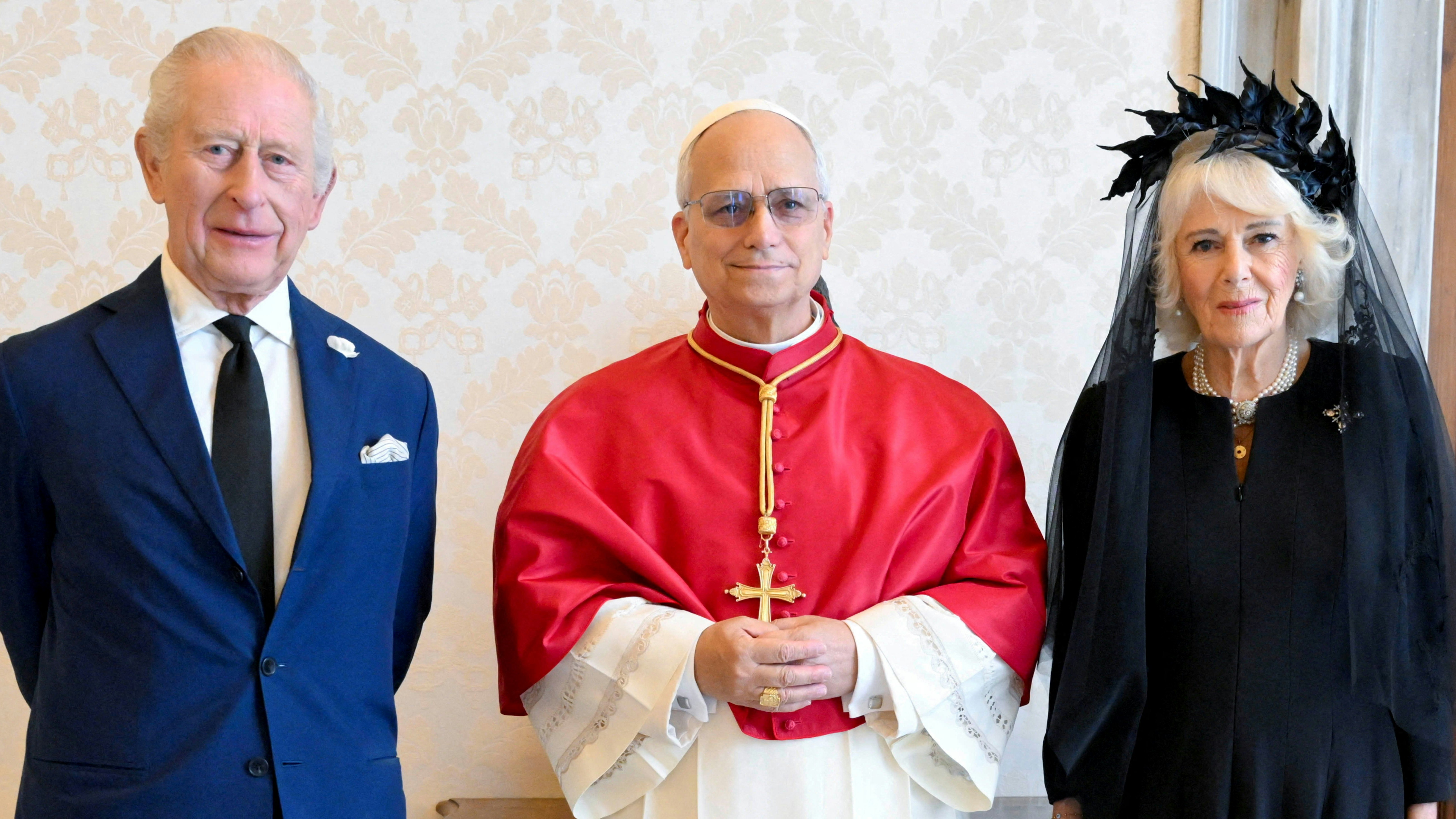 Heute.at - Historischer Moment! Charles & Camilla beten mit Papst