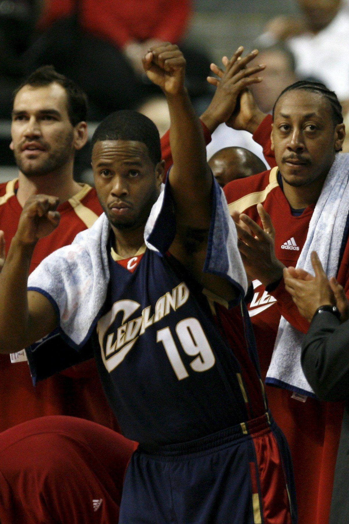 Damon Jones (Mitte) während seiner aktiven Zeit bei den Cleveland Cavaliers: er soll sowohl in den Wettbetrug, als auch in die Poker-Ermittlungen involviert sein