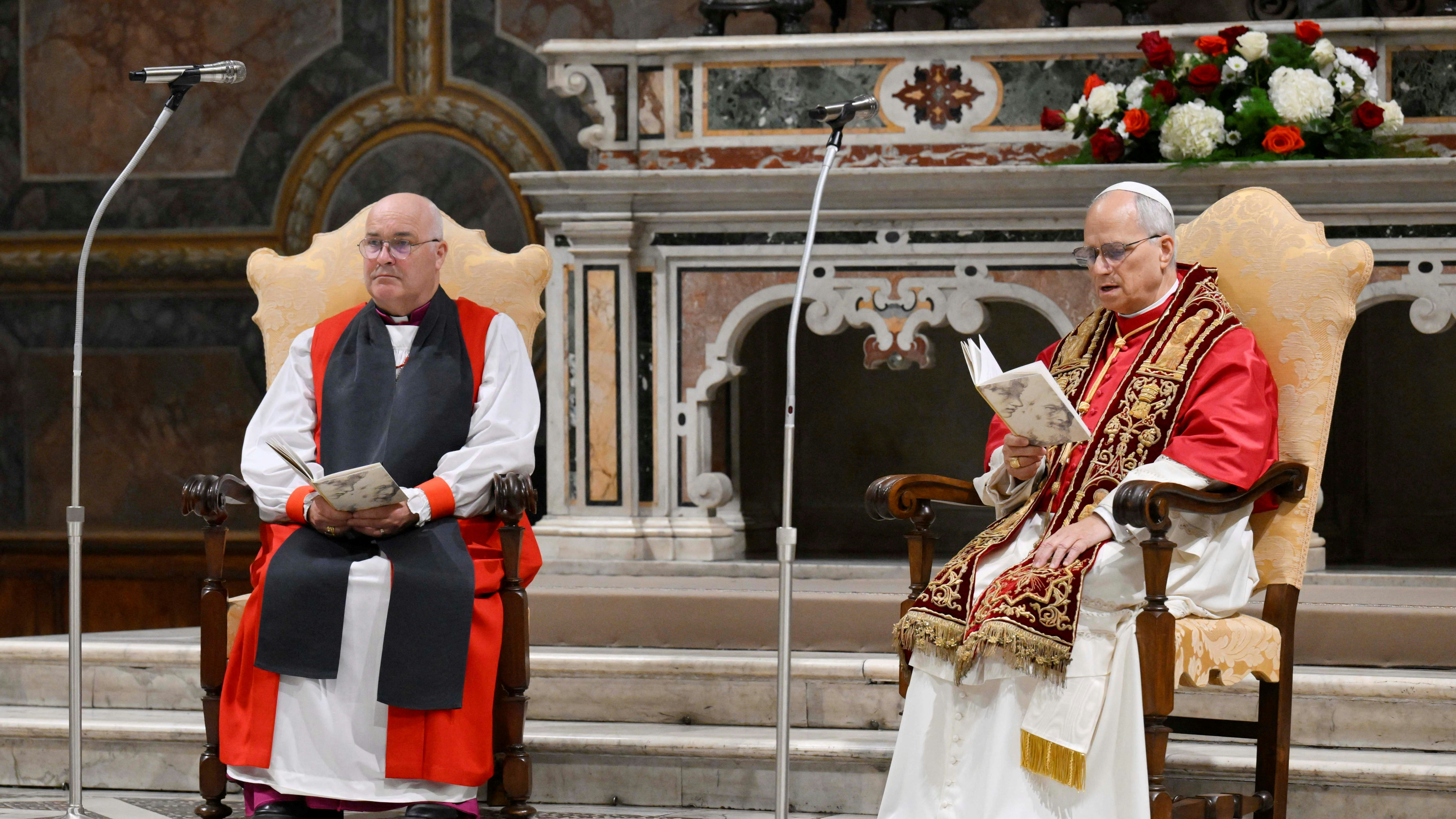 Papst Leo XIV. leitete den Gottesdienst gemeinsam mit dem Erzbischof von York, Stephen Cottrell (l.).