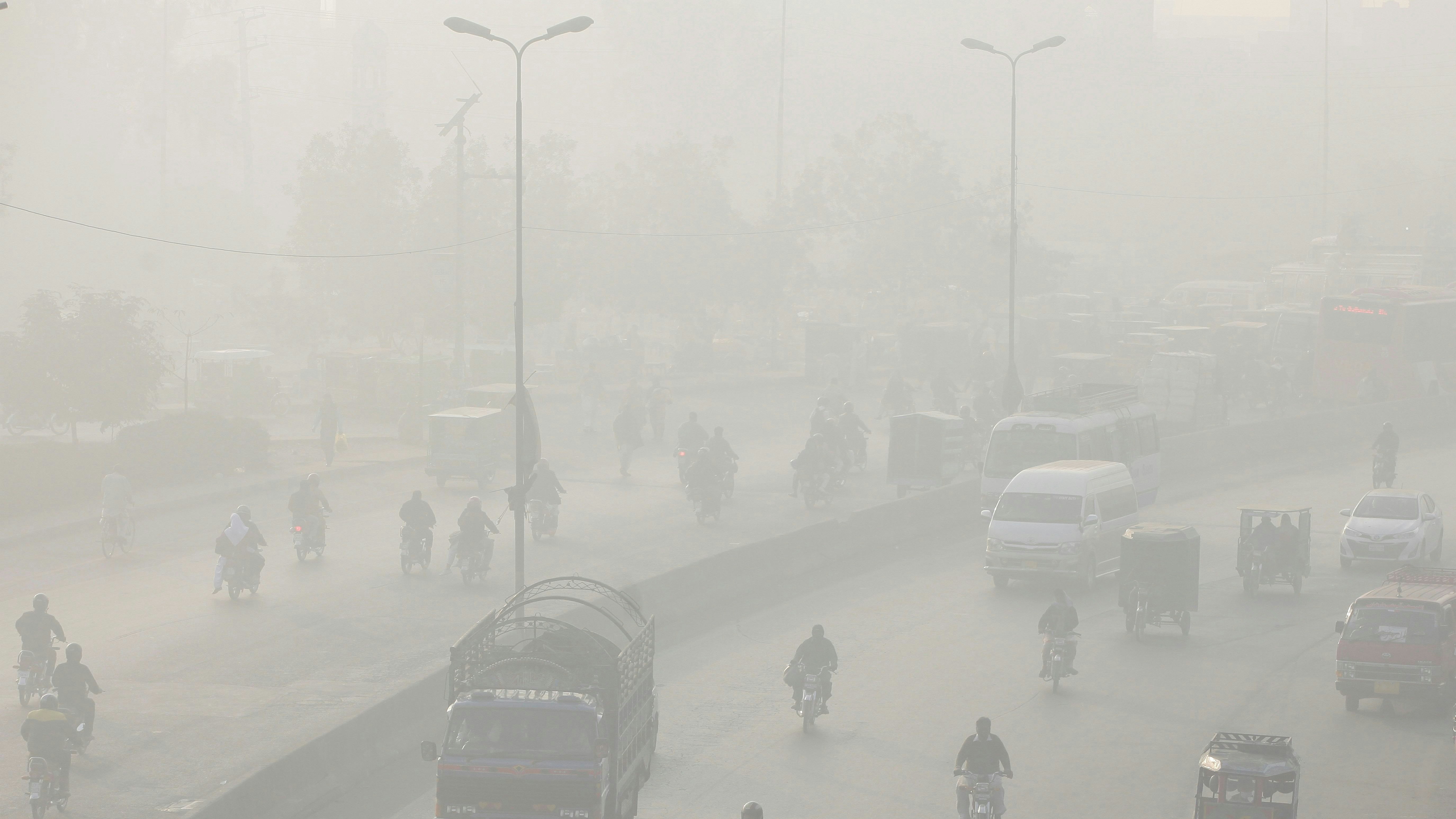Von Herbst bis Frühling reicht die Sicht in Lahore aufgrund der Luftverschmutzung oft keine 100 Meter weit (Bild von November 2021)