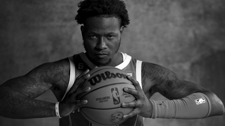 Ein Wettbetrugs-Skandal erschüttert die US-Basketball-Liga NBA. Es geht um aufwändig manipulierte Pokerspiele, gefakte Wetten und Mafiosi, die Druck auf unwillige Opfer ausübten. Zu den 31 Verdächtigen gehören auch ein Star-Trainer und ein aktiver Spieler.