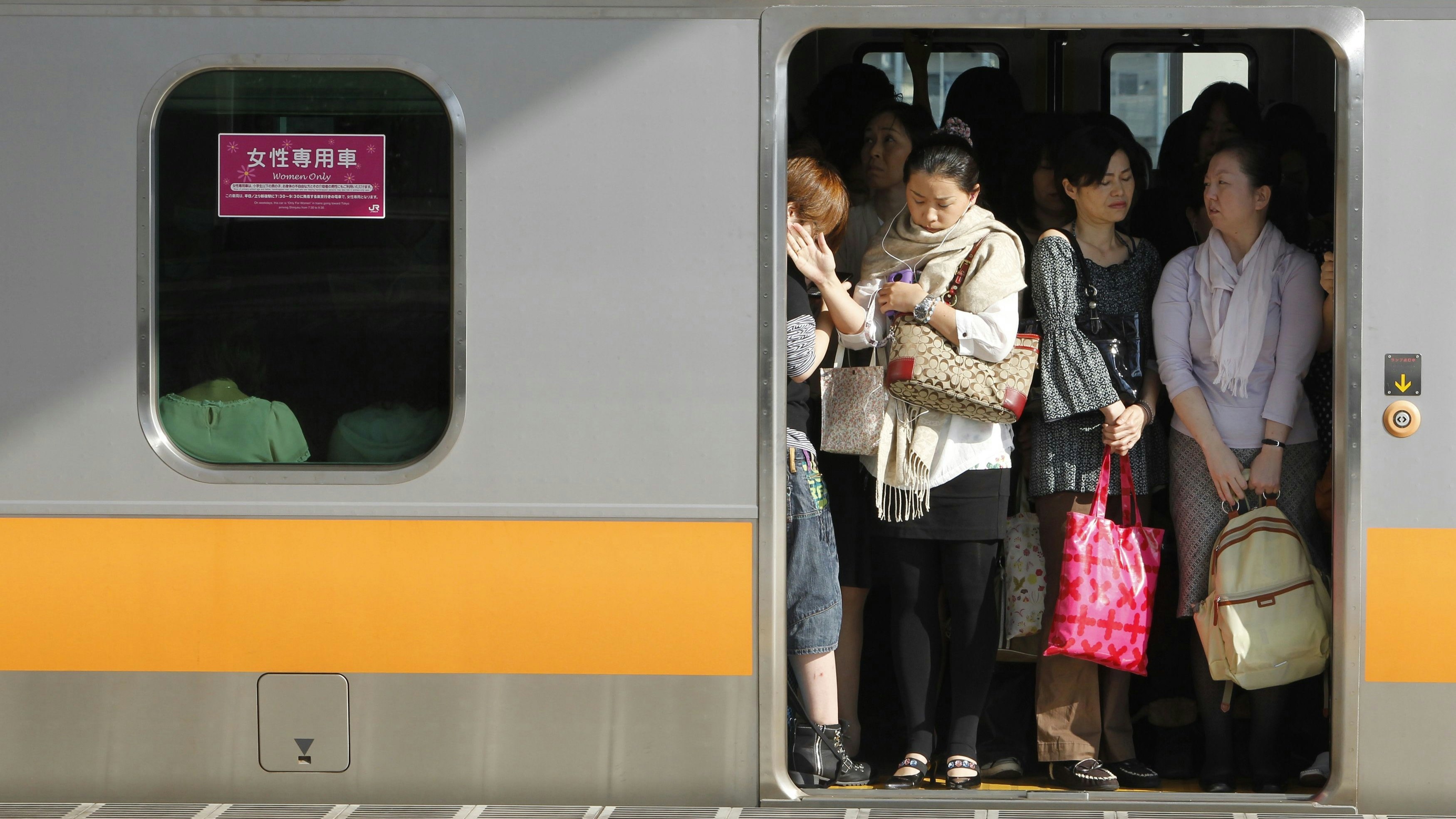 Ein Waggon mit der Aufschrift "Nur für Frauen" in der U-Bahn von Tokio.