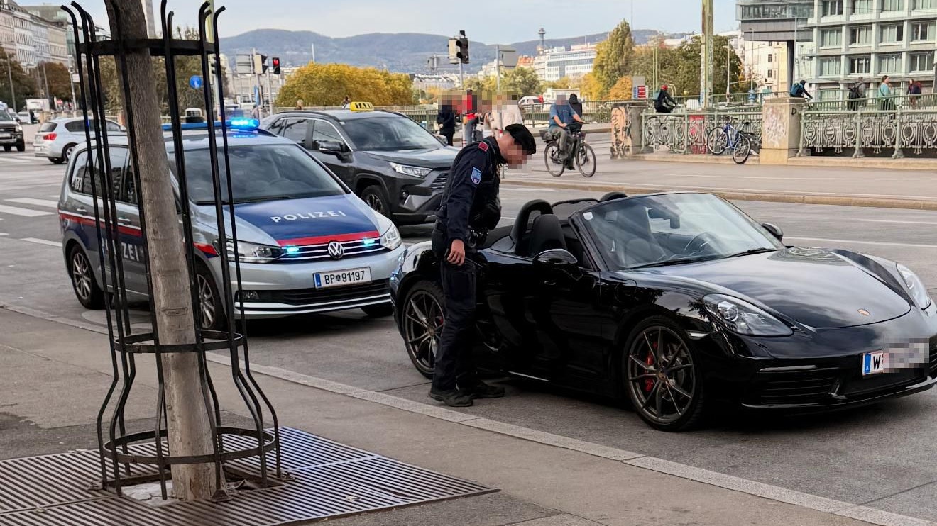 Heute.at - Teenie attackiert Porsche & Fahrer – dann bereut er es