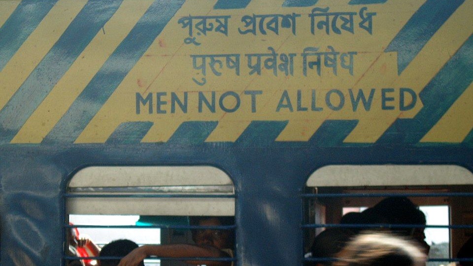 In Indien gibt es zum Schutz vor Grapschern bereits auf vielen Strecken reine Frauenabteile, in denen Männern der Zutritt verboten ist