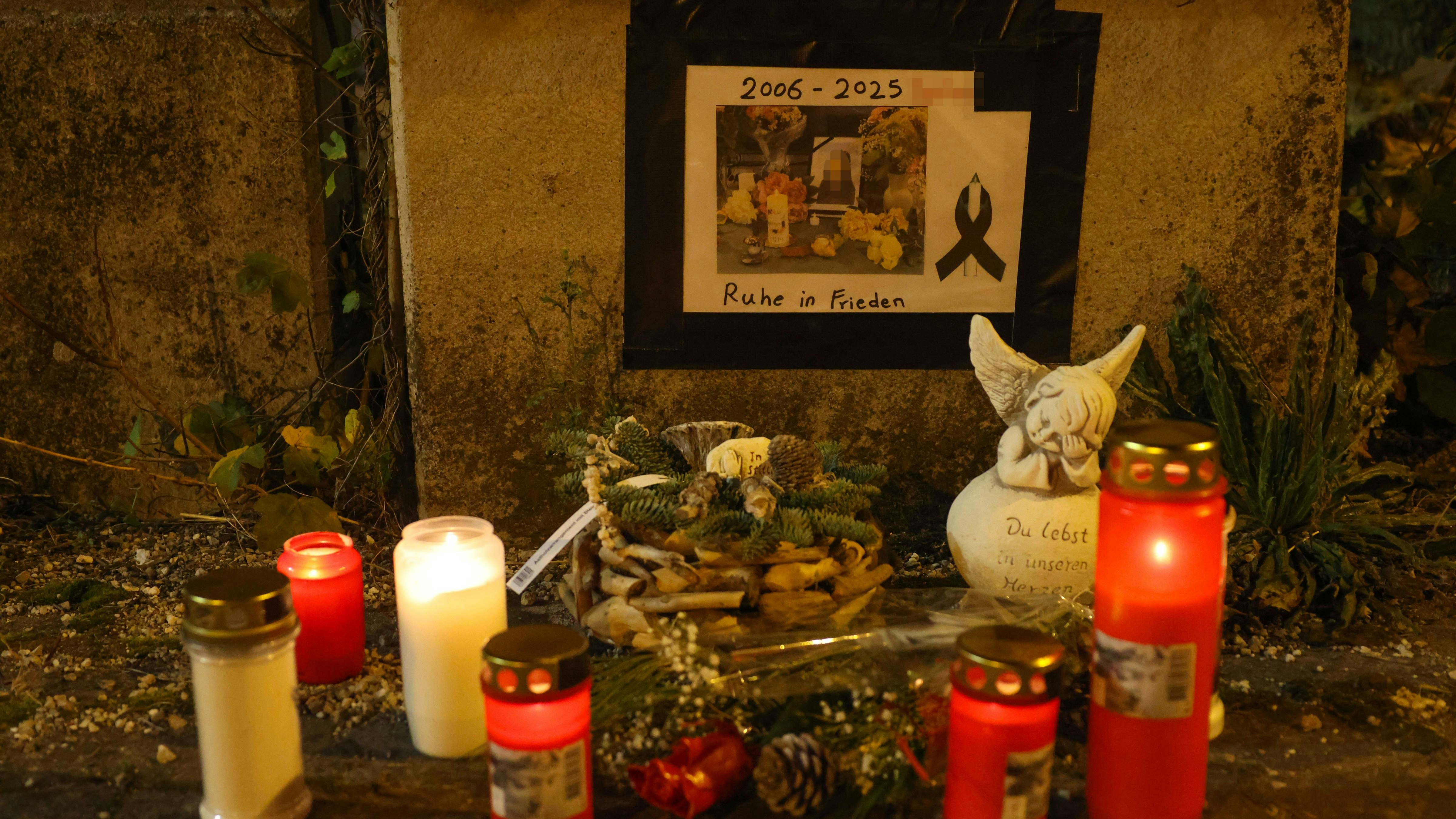 Kerzen am Unfallort: Die Angehörigen gedenken der verstorbenen 19-Jährigen.